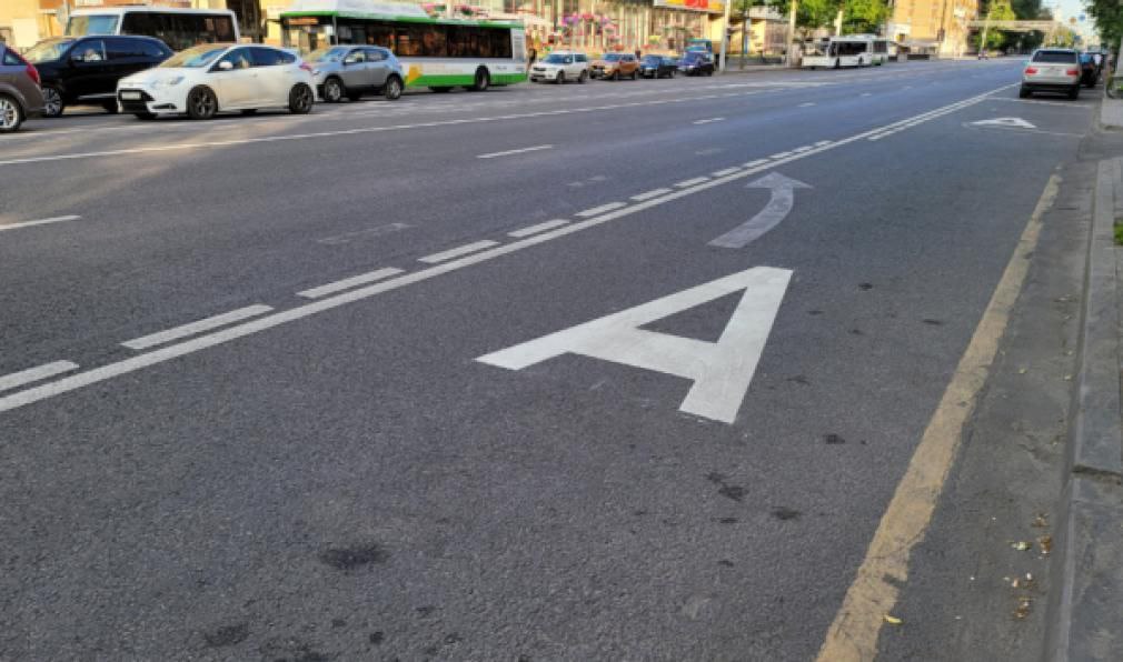 Регионы смогут определять перечень транспорта для проезда по выделенным полосам Государственная Дума приняла в первом чтении законопроект о наделении регионов правом определять перечень транспортных средств которые могут передвигаться по выделенным полосам для общественного транспорта на территории соответствующих субъектов РФ Председатель ГД Вячеслав Володин отметил что по действующему законодательству такие полномочия есть только у городов федерального значения Москвы Санкт Петербурга и Севастополя Предлагаемые изменения позволят всем субъектам страны самостоятельно принимать решения о допуске например туристических и экскурсионных автобусов на выделенные полосы с учетом особенностей городской среды Это позволит разгрузить движение сократить время в пути в часы пик для жителей повысить безопасность перевозки организованных групп в том числе детей считает он Законопроектом предлагается наделить органы государственной власти всех субъектов РФ полномочиями по утверждению перечня транспортных средств которые используются для перевозки пассажиров имеют более восьми пассажирских мест для сидения технически допустимая максимальная масса которых превышает пять тонн и движение которых разрешено по полосам для маршрутных транспортных средств организованным на дорогах расположенных на территории соответствующих субъектов ergosdumaofficial