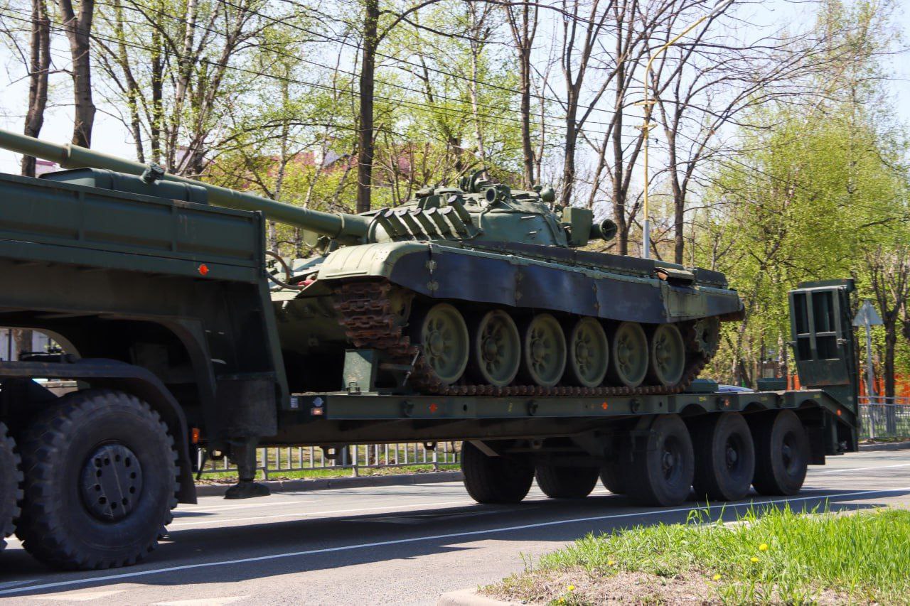 Военную технику и пожарные машины увидят артёмовцы прямо в центре города Выставку организуют на парковке за Дворцом культуры угольщиков. Здесь для жителей и гостей города размесят восемь единиц военной техники, также будут представлены аэродромные пожарные машины. Посетить выставку можно будет исключительно в День Победы, 9 мая.