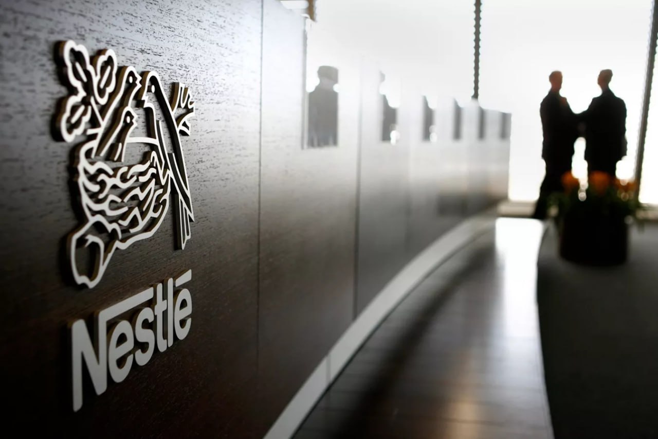 Nestle научилась включать в производство шоколада отходы какао бобов на фоне высоких цен Традиционно шоколад производится исключительно из бобов а остальная часть плода мякоть плацента белая оболочка вокруг боба и шелуха не используется Компания же сообщила что запатентовала технологию которая теперь позволяет использовать эти отходы в производстве шоколадной крошки За последние два года цены на шоколадное сырье выросли более чем вдвое и сейчас составляют 8 1 тыс за тонну При этом на пике они превышали 12 тыс Подписаться на РИА Новости экономика Все наши каналы