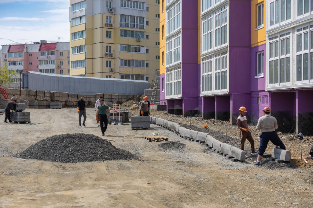 Во Владивостоке на стройплощадке жилого комплекса на Русской, 57 началось обустройство внутриквартальных дорог На стройплощадке жилого комплекса на Русской, 57 началось обустройство внутриквартальных дорог. 3 мая ход работ проверил мэр Владивостока Константин Шестаков. Строители приступили к установке бордюров. На совещании обсудили текущий прогресс: в домах №4 и №3 завершается отделка, в доме №2 она начата, а в доме №1 идут пусконаладочные работы после монтажа отопления. "Сейчас фокус на благоустройстве: дороги, детские и спортивные площадки, озеленение", - сообщил Шестаков. Завершено строительство подпорной стены. После сдачи 494 квартиры получат дети-сироты и жители аварийного фонда. Все квартиры будут с полной отделкой и встроенной техникой.
