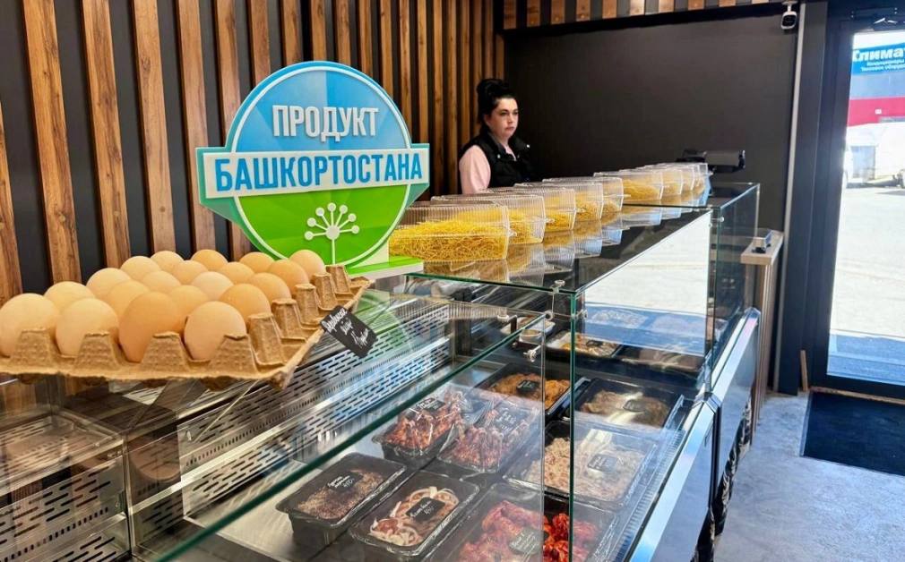 Башкирские компании подписали в Узбекистане соглашения на ₽2,8 млрд Компании из Башкирии во время визита в Узбекистан на выставку «ИННОПРОМ Средняя Азия» подписали соглашения на 2,8 млрд руб., сообщил министр торговли и услуг РБ Азат Аскаров. «Мы видим потенциал для расширения нашего взаимодействия как в сфере импорта и экспорта, так и в области инвестиций», — сказал Аскаров. Крупнейшим из заявленных проектов стали планы по строительству многофункционального делового комплекса в Уфе. Объем инвестиций оценивается в 2,3 млрд руб. Соглашение подписали уфимская компания «Башглобалгрупп» и Ассоциация экспортеров Узбекистана. Компания «Уральский луч» договорилась с четырьмя поставщиками Узбекистана об импорте свежих фруктов и овощей. Сумма сделок составила $2,9 млн 236,4 млн руб. . Предприятие «Октош Текстиль» и уфимская предпринимательница Гульсем Усаева подписали соглашение о строительстве производственного склада в Башкирии за 200 млн руб. РБК-УФА