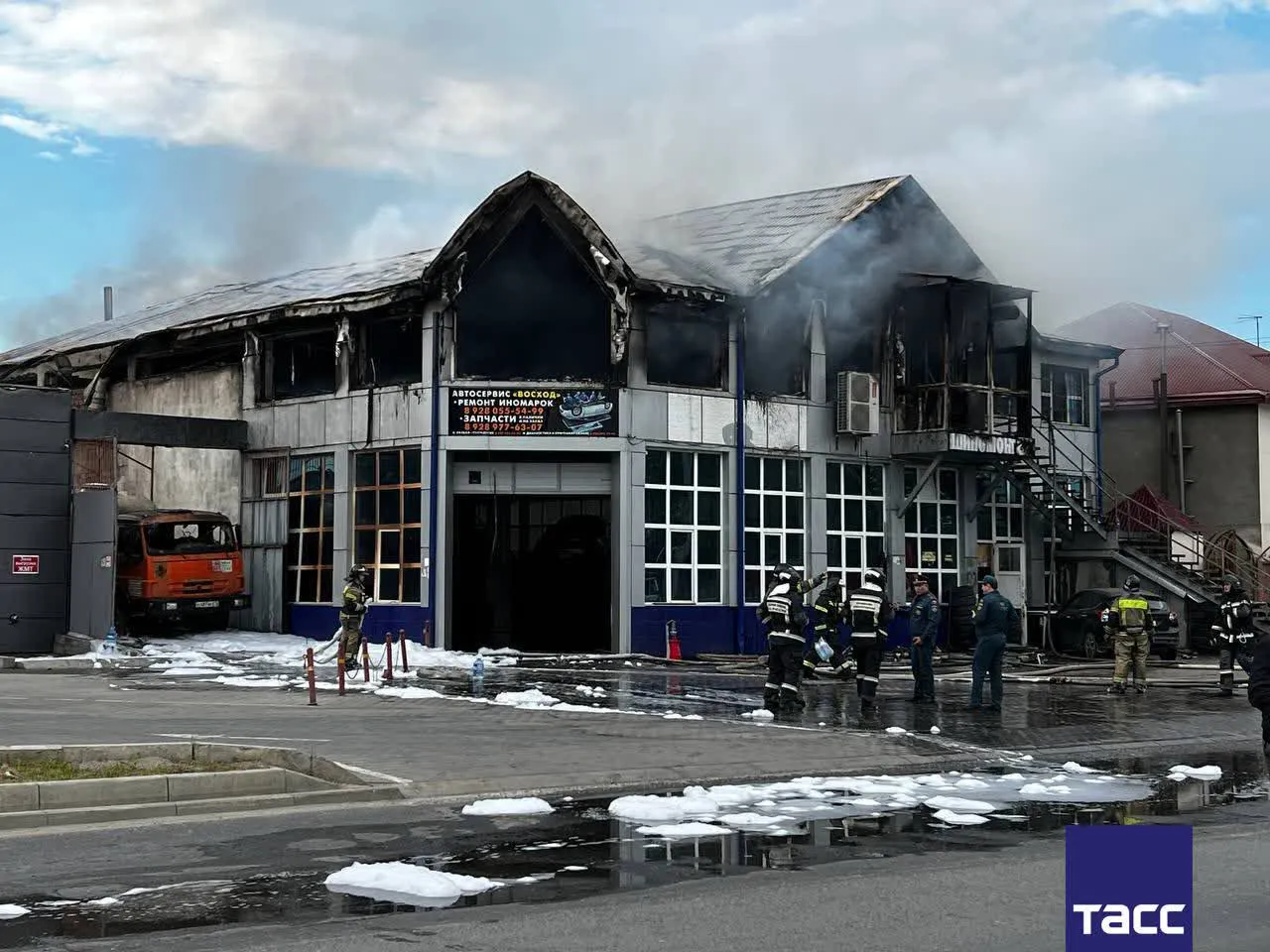 Пожарные ликвидировали открытое горение на территории автосервиса в дагестанском Каспийске Об этом сообщается на сайте ГУ МЧС по региону Фото Саида Балабекова ТАСС Подпишись на ТАСС Кавказ в Максе
