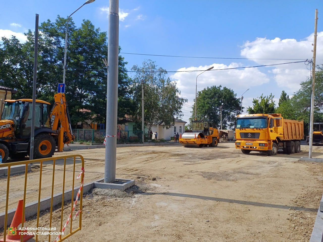 Новую парковку обустраивают в Ставрополе на улице Булкина.  Парковка будет платной. Здесь установят шлагбаум, терминалы оплаты, информационные стенды, знаки, нанесут разметку. Часть мест предназначена для инвалидов.  Новая парковка разгрузит участок дороги в утренние, вечерние часы и в выходные, сообщили в городской администрации.