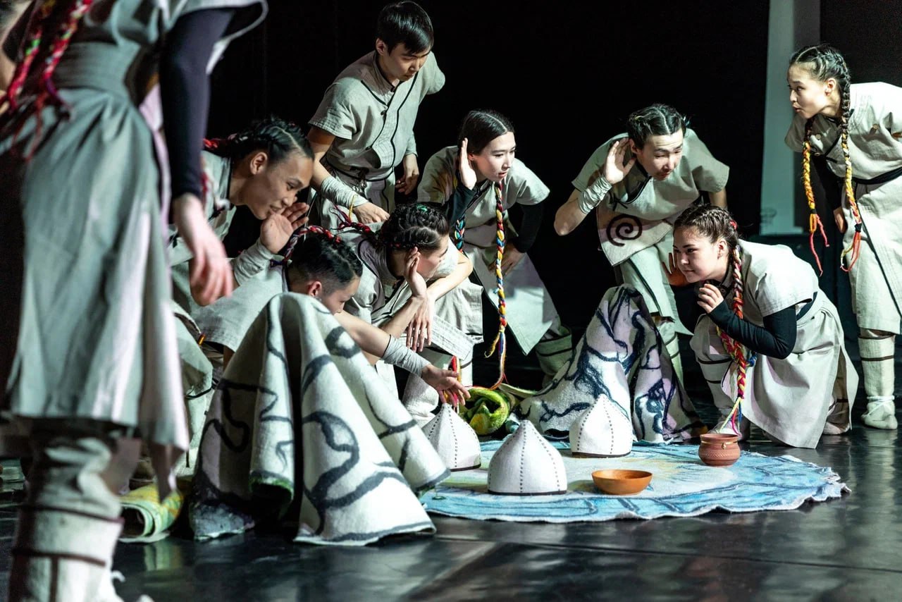 На Дальнем Востоке создан первый Университет креативных индустрий Арктический государственный институт культуры и искусств получил статус университета 10 декабря 2025 года Минобрнауки России подписало приказ о переименовании вуза в Арктический государственный университет искусств культуры и креативных индустрий АГУИККИ С 2022 года университет участвует в программе Приоритет 2030 Дальний Восток реализуя проекты на стыке цифровых технологий и культурного наследия и формируя кадровую базу для развития Дальнего Востока и Арктики Саргылана Игнатьева ректор АГУИККИ отметила что получение статуса университета это закономерный итог многолетней образовательной научной и творческой работы По её словам участие в программе Приоритет 2030 Дальний Восток стало точкой роста позволив вузу выйти за рамки классической подготовки кадров и стать центром формирования будущего креативных индустрий Арктического региона Новый этап открывает дополнительные возможности но одновременно усиливает ответственность университета за вклад в социально экономическое развитие Дальнего Востока и Арктики Гасан Гасанбалаев исполнительный директор КРДВ по социальному развитию подчеркнул что Корпорация последовательно развивает сотрудничество с АГУИККИ поддерживая инициативы вуза в сфере подготовки кадров для креативных индустрий Впервые на Дальнем Востоке создан Университет креативных индустрий Это не просто смена названия а изменение содержания работы учебного заведения сфокусированность на подготовке специалистов для приоритетных индустрий креативной экономики Дальнего Востока Университет уже является ключевым партнёром КРДВ в образовательных и экспертных проектах от форумов креативных индустрий и программ подготовки управленцев креативными кластерами до проектов по цифровизации закупок в рамках соглашений подписанных на ВЭФ 2025 Статус университета усилит роль вуза как эксперта и опорного центра развития креативной экономики макрорегиона креативныйДальний Подписаться на КРДВ в Telegram Читать нас в MAX