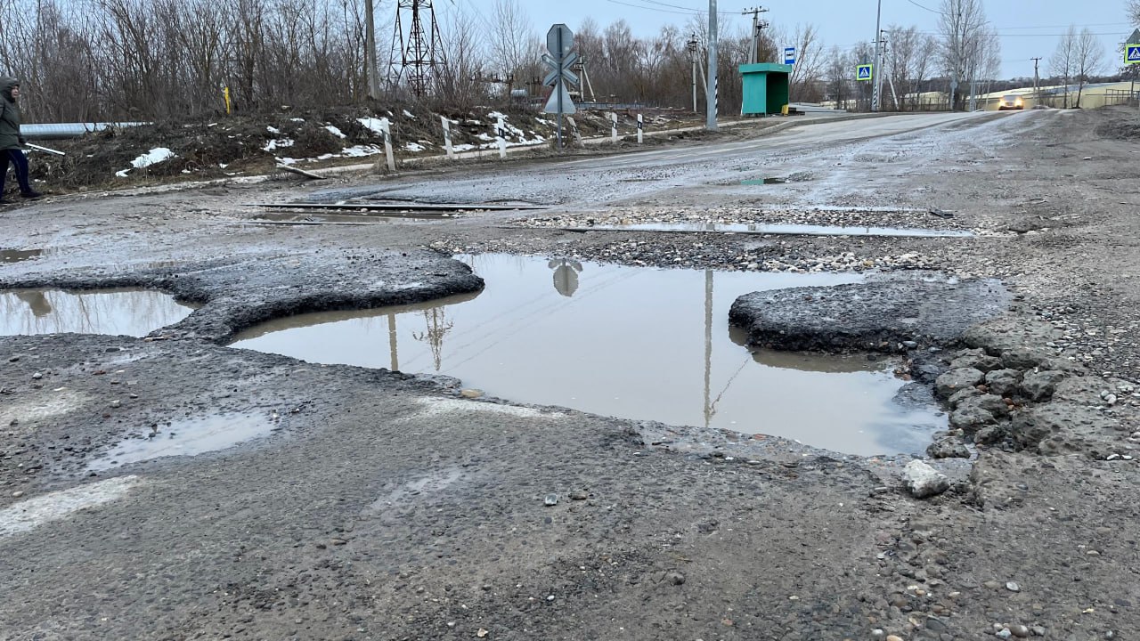 Новочебоксарцы пожаловались на разбитый железнодорожный переезд.  Жалоба о ненормативном состоянии железнодорожного переезда в Новочебоксарске поступила на платформу обратной связи экосистемы государственных услуг «Госуслуги. Решаем вместе».  Новочебоксарцы пожаловались на огромные ямы на железнодорожном переезде и просят привести в нормативное состояние пересечение железнодорожного пути и автомобильной дороги по улице Промышленная, которая является единственной с асфальтовым покрытием для выезда из ряда садоводческих товариществ, а также стратегических предприятий  — очистных сооружений и грузового порта.  В направленной жалобе указывается, что «многотонные машины разбивают полностью этот переезд за пару недель после предыдущих ремонтов». На приложенных снимках видно, что настил и проезжая часть междупутья железнодорожного переезда полностью разрушены.  В соответствии с Приказом Министерства транспорта России от 5 октября 2022 года № 402 утверждены Условия эксплуатации железнодорожных переездов, которые вступили в силу с 1 сентября 2023 года и действуют до 1 сентября 2029 года.  Приказом Минстроя России установлено, что содержание и ремонт железнодорожных переездов несут владельцы инфраструктуры железнодорожного транспорта, которые в том числе содержат участки автомобильных дорог, расположенные в границах железнодорожного переезда  в случае отсутствия шлагбаума по 10 метров в каждую сторону движения от крайнего рельса .  Напомним, что ранее президент России Владимир Путин пообещал, что Россия будет укреплять железнодорожную отрасль на новом технологическом уровне, с использованием самых передовых разработок.