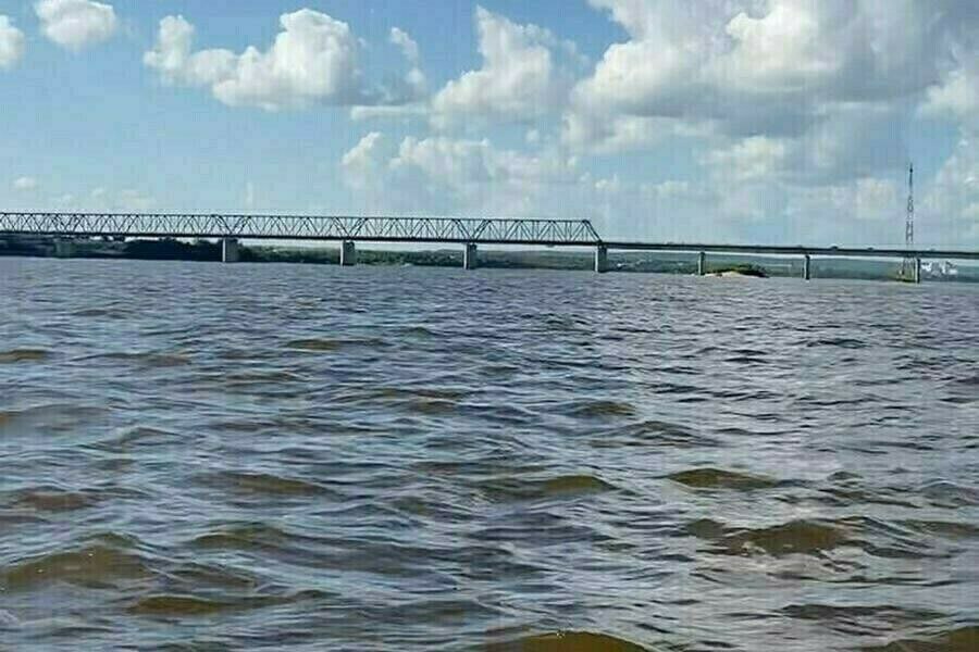 В Благовещенске 24 июня в районе Амурской, 1, где купаться строго запрещено, отдых несовершеннолетних у воды чуть не закончился трагедией. Тонувшую школьницу спас прохожий. «Тонувшая девочка и её несовершеннолетняя сестра, по предварительным данным, находились в состоянии алкогольного опьянения. Случаем уже занимаются сотрудники отдела по делам несовершеннолетних», - сообщил мэр Благовещенска Олег Имамеев. Градоначальник напомнил, что нельзя отпускать детей одних к воде.. Нужно контролировать их маршруты и досуг, а также регулярно повторять правила безопасности.
