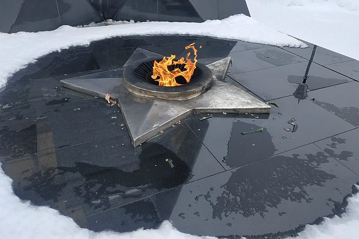 Женщина осквернила Вечный огонь в Серове В Серове прокуратура проводит проверку в связи с осквернением символа воинской славы сообщает в четверг региональное надзорное ведомство Накануне днем 21 января в Серове неустановленная женщина подошла к мемориальному комплексу Вечный огонь взяла венок с цветами и положила его на конфорку затушив пламя после чего скрылась Действия неизвестной зафиксировали камеры видеонаблюдения Серовская городская прокуратура взяла на контроль установление личности указанной женщины и проведение доследственный проверки по данному факту uralweb ru