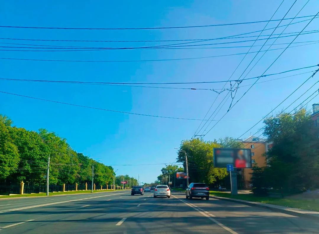 Камеры фотовидеофиксации установлены на новых выделенных полосах в Нижнем Новгороде Анализ показывает, что на участках, где установлены камеры, водители более дисциплинированы и внимательны, что в свою очередь влияет на соблюдение ПДД. С начала года в Нижнем Новгороде вынесено почти 30 тысяч постановлений за проезд по выделенным полосам. При этом отмечается тенденция к снижению количества нарушений. Нижегородская Стрелка Z Подпишись