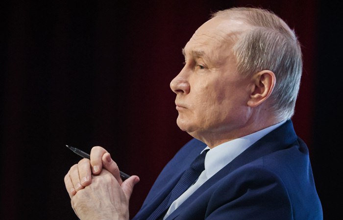 Путин ограничил заход иностранных судов в порты России Теперь это можно будет сделать с разрешения капитана морского порта РФ, согласованного с ФСБ. Документ подписан в соответствии с законом "О военном положении". "Установить, что заход в морские порты Российской Федерации судов, следующих из иностранных портов, осуществляется с разрешения капитана морского порта, согласованного с должностным лицом органа Федеральной службы безопасности", - предписывает указ. ФСБ поручено определить должностных лиц для согласования заходов судов в порты, а правительству - обеспечить реализацию положений документа. До президентского указа правила захода судов в российские порты определялись приказом Минтранса, согласно которому такой особый порядок прибытия судов из-за рубежа применялся в тех случаях, когда у порта смежная с военно-морской базой акватория.