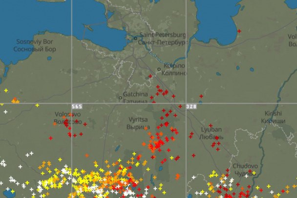 Грозы ушли от Петербурга на юг Ленобласти. Рассказываем, где сверкает Как отображается на грозовой карте, к вечеру грозы всего за пару часов переместились от северо-востока Ленобласти к югу. Сейчас гремит в Гатчинском муниципальном округе, Кингисеппском, Лужском, Волосовском и Тосненском районах. Напомним, что предупреждение о потенциально опасной погоде из-за грозы будет действовать в Ленобласти до девяти часов вечера 1 августа, в Петербурге — до девяти вечера 31 июля. телеграм-канала "Грозы в Санкт-Петербурге и области"