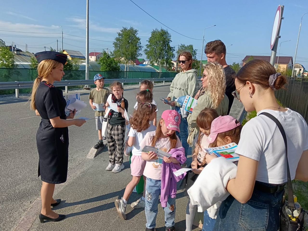 ‍ В Салехарде сотрудники Госавтоинспекции и родительская общественность напомнили о дорожной безопасности.  Вечером, при встрече воспитанников детского сада «Морошка» с их родителями, организаторы акции напоминали взрослым о необходимости строгого соблюдения Правил дорожного движения, уделяя особое внимание правилам безопасной перевозки детей в автомобилях.  Кроме того, полицейские обратились к родителям с призывом постоянно напоминать детям о ПДД перед каждой прогулкой и демонстрировать личным примером безопасное поведение на дорогах.     #мвдроссии #полиция #гибддянао #гибдд #янао #салехард