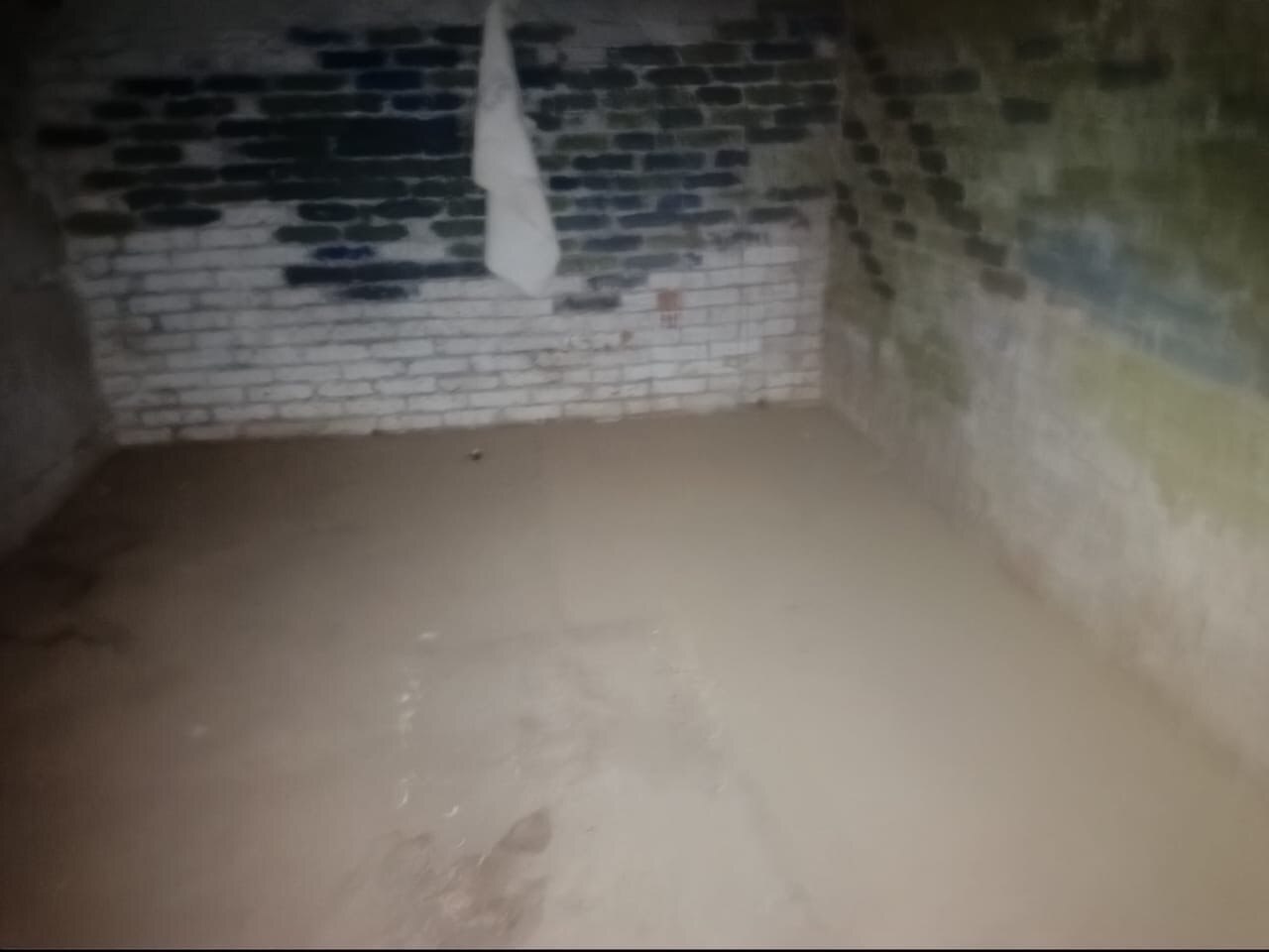 Причины подтопления грунтовыми водами подвала дома № 15 по ул. Красных Партизан в Охе выяснили и устранили   Ранее губернатор Сахалинской области Валерий Лимаренко поручил разобраться в ситуации: выявить и устранить причину подтопления и очистить его от бытового и строительного мусора.   Поручение выполнено. Специалисты управляющей компании ООО «ПартнерГрупп» провела очистку подвального помещения, а также выполнили текущий ремонт отмостки между первым и вторым подъездами этого же дома для исключения попадания дождевой воды в подвальные помещения.