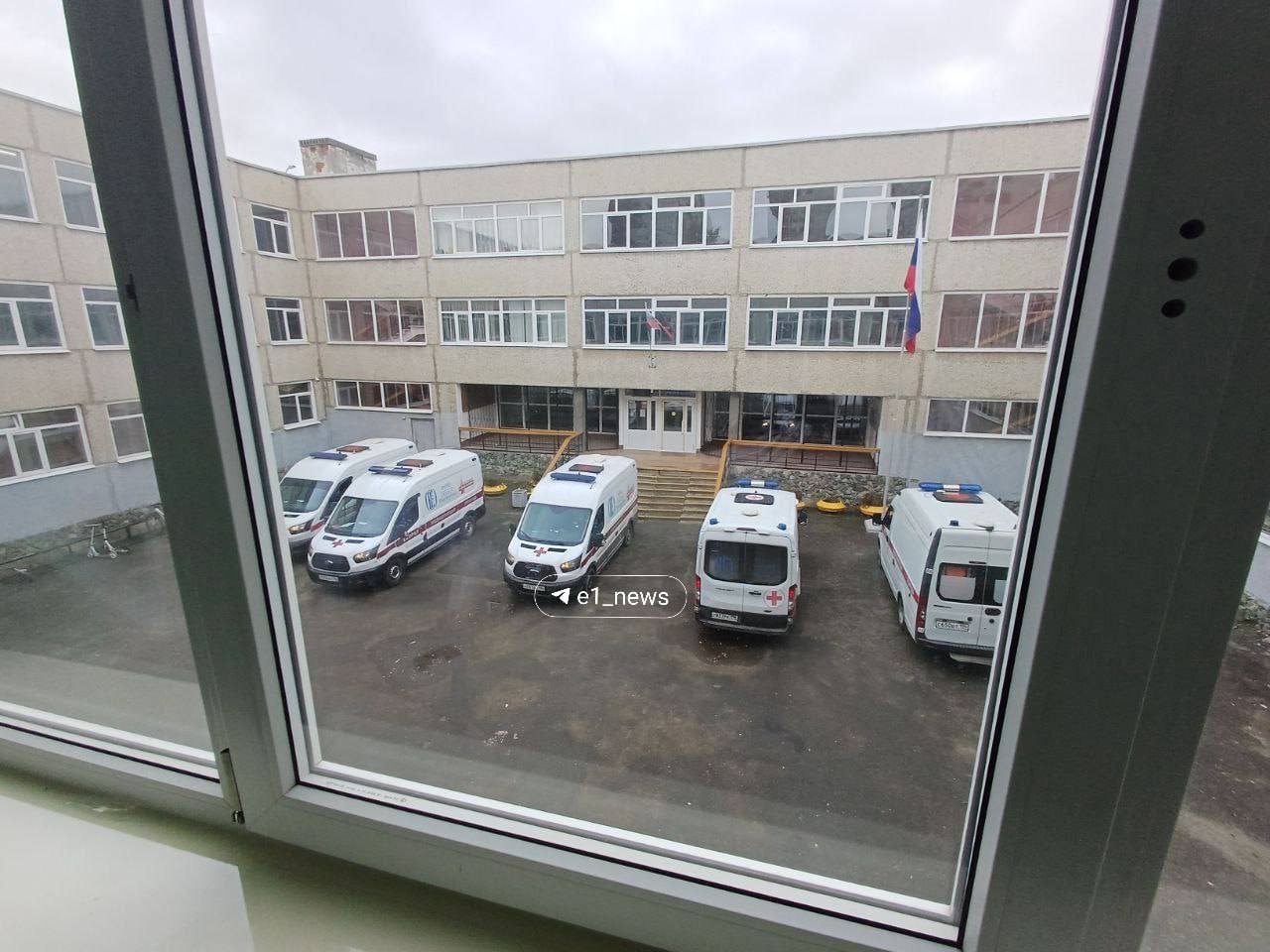 В Екатеринбурге в лицее 159 школьники отравились неизвестным веществом Прокуратура проводит проверку Двенадцати ученикам пятого класса стало плохо в раздевалке спортивного зала во время подготовки к занятию по физкультуре Дети пожаловались на недомогание и проблемы с дыханием Их госпитализировали сейчас ученики чувствуют себя удовлетворительно сообщают в пресс службе прокуратуры Свердловской области К зданию лицея приехало пять бригад скорой помощи Прокуратура Ленинского района организовала проверку СМИ сообщают что в школе информацию об отравлении опровергают Е1