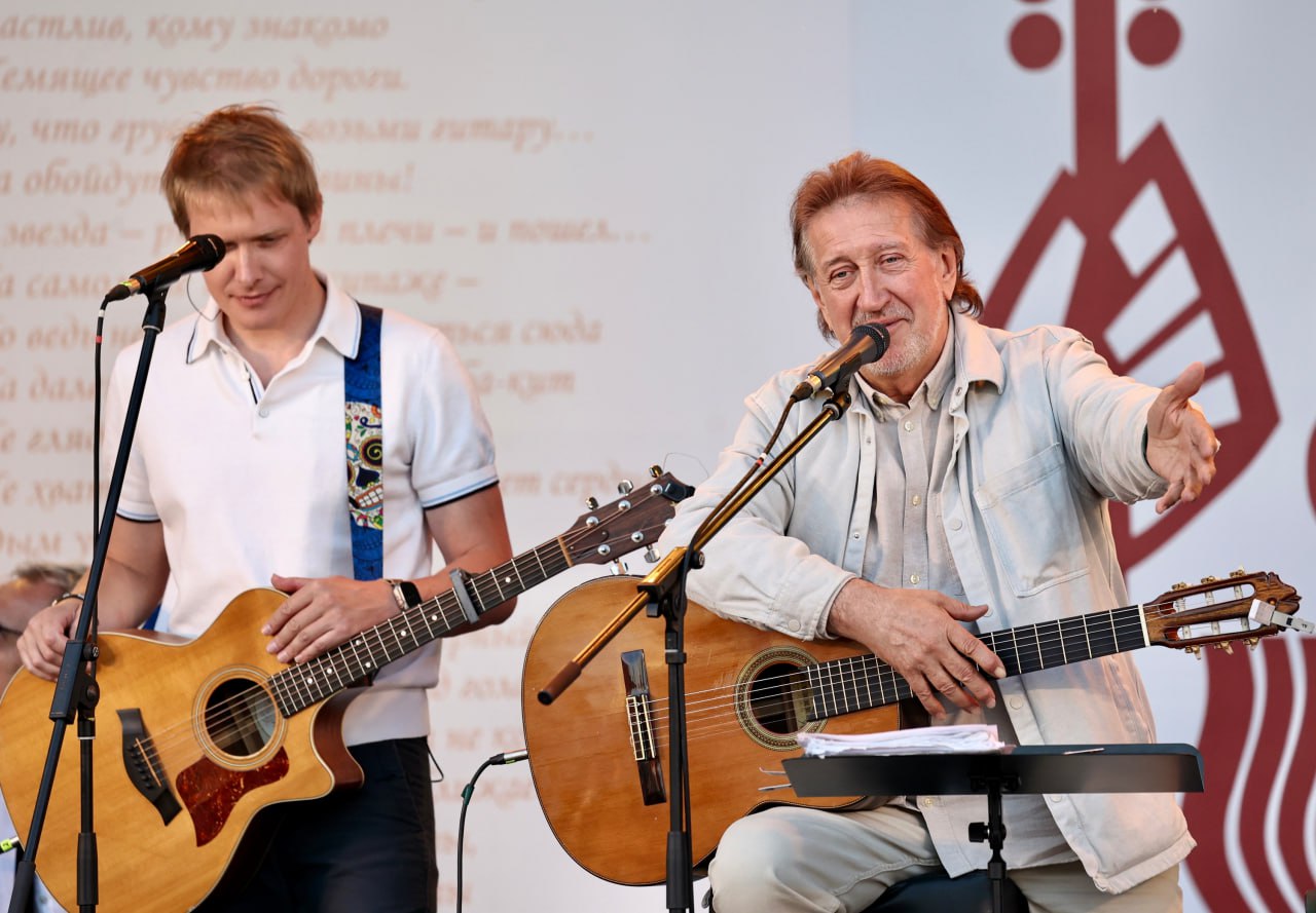 Концерты Ильменского фестиваля пройдут в Челябинске В конце января на площадках Челябинска прозвучат бардовские песни зимнего Ильменского фестиваля В течение трех дней пройдут концерты с известными авторами исполнителями в том числе и с нашим земляком Олегом Митяевым Мероприятие объединит разные поколения Этой зимой у нас есть чудесная возможность согреться теплом душевных встреч с артистами зимнего Ильменского фестиваля собраться широким кругом друзей на его концертных площадках поделился Олег Митяев Первым в череде фестивальных выступлений станет Студенческий концерт в ЮУрГГПУ на который приглашены сами учащиеся В Концертном зале имени Прокофьева пройдет гала концерт Ильменки На сцену выйдет народный артист России Олег Митяев при участии Леонида Марголина и Родиона Марченко Зимний фестиваль завершится Детским концертом во Дворце пионеров и школьников имени Крупской Подписаться на vecherchel   Поддержать Читать в Мах