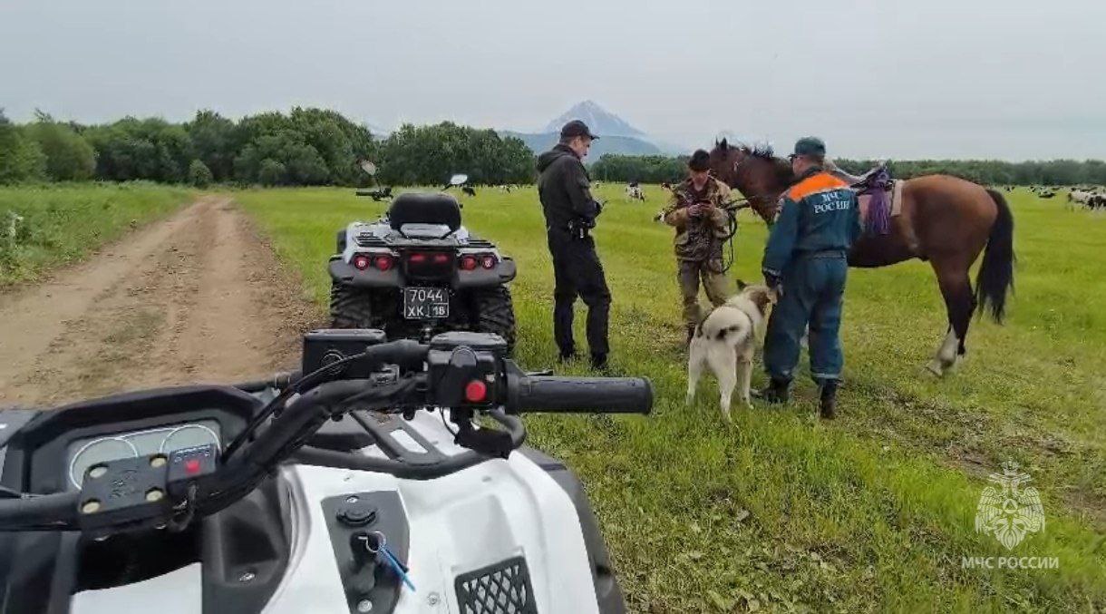 На Камчатке в Елизовском районе ведутся поиски пропавшего мужчины. По словам заявителя, его брат отправился на квадроцикле с территории одного из фермерских хозяйств в посёлок Раздольный, однако, так и не появился в пункте назначения. 11 июля в Главное управление МЧС России по Камчатскому краю поступил запрос от полиции с просьбой оказать помощь в поисках. На технике высокой проходимости на поиски выдвинулся личный состав Камчатского спасательного центра МЧС России и сотрудник полиции — всего три человека на двух квадроциклах. Наземной группировкой были обследованы окрестности посёлка Раздольного, территории фермерского хозяйства и нескольких конюшен — всего около 100 километров. К сожалению, поиск результатов не дал. Единый номер вызова всех экстренных служб - 112.