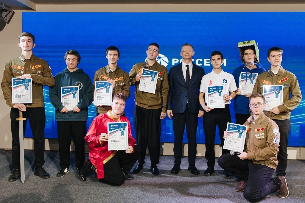 В Красноярске прошел слет энергоотрядов Группы Россети на котором подвели итоги 16 го трудового сезона В мероприятии участвовали директор по управлению персоналом и организационному развитию ПАО Россети Дарья Борисова и руководитель Центрального штаба Российских студенческих отрядов РСО Ярослав Зубащенко а также более 150 учащихся из 15 регионов страны В рамках слета прошел круглый стол Энергоотряды от временной работы к карьере в Группе Россети где представители Блока управления персоналом компании наставники и студенты обсудили результаты трудового сезона возможности для их дальнейшего профессионального развития а также выработали совместные решения для повышения эффективности привлечения участников на работу в электросетевой комплекс Всего в этом году в энергоотрядах Группы Россети трудились более 2 3 тыс ребят присоединившиеся к движению Это почти на 100 человек больше чем в прошлом году В слете в Красноярске участвовали представители лучших отрядов которым вручили дипломы за трудовой сезон 2025 года Также для них организовали образовательные мероприятия и экскурсии на энергообъекты Россети один из первых работодателей кто начал системно выстраивать работу с РСО За 16 лет сотрудничества более 24 тыс учащихся смогли получить практический опыт на электросетевых объектах Будущие энергетики участвовали в реализации крупнейших проектов включая электроснабжение Восточного полигона железных дорог подготовку сетевой инфраструктуры к Олимпиаде 2014 Чемпионату мира по футболу 2018 и другим важным мероприятиям Россети в МАХ