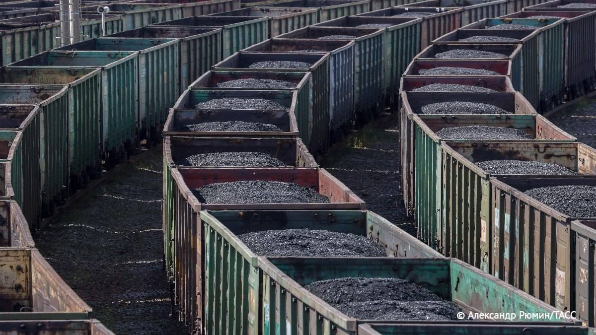Правительству Кузбасса и РЖД необходимо договориться об экспорте не менее 60 млн тонн угля на восток Это важно для повышения эффективности угольной отрасли высказал мнение на Российской энергетической неделе замгубернатора региона Леонид Старосвет Напомним что в 2025 года между правительством Кузбасса и РЖД было заключено соглашение о вывозе 54 1 млн тонн РЖД неоднократно сетовали что угольщики не выполняют обязательства Но по итогам 9 месяцев Кемеровская область все же вышла на плановые объемы