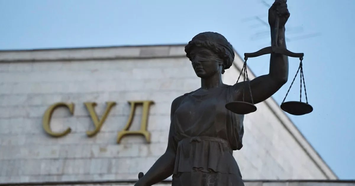 Белгородец получил 17 лет за госизмену и хранение взрывчатки Суд признал 46-летнего Павла Горбунова виновным в госизмене и связях с террористами. По данным следствия, он контактировал с запрещенной в РФ организацией и хранил взрывные устройства для терактов в Белгородской области. Экстремист изъял взрывчатку из тайника в лесу и прятал её у себя дома, планируя передать сообщникам. Спецслужбы вовремя пресекли его деятельность - все устройства обезврежены. 2-й Западный окружной военный суд приговорил Горбунова к 17 годам колонии и штрафу в 600 тысяч рублей. Подписаться Написать нам