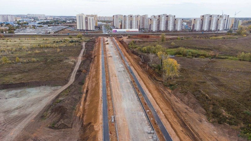 Две новые магистрали, развязку и мост построят в Оренбурге за три года  В Оренбурге к 2027 году построят две новые дороги, двухуровневую развязку и мост. Объем регионального дорожного фонда сформирован в максимально возможном размере, сказал губернатор Денис Паслер.  В 2025 году начнется реализация двух важных проектов. В Оренбурге начнут строить дорогу, ведущую к особой экономической зоне, и двухуровневую развязку на пересечении Загородного шоссе и ул. Гаранькина. Параллельно будет идти строительство дублера ул. Чкалова. Сообщается, что его откроют в 2026 году. В рамках мостовой программы в 2025 году в областном центре начнется реконструкция моста через Сакмару на ул. Бр. Коростелевых. Работы будут идти в течение двух лет.