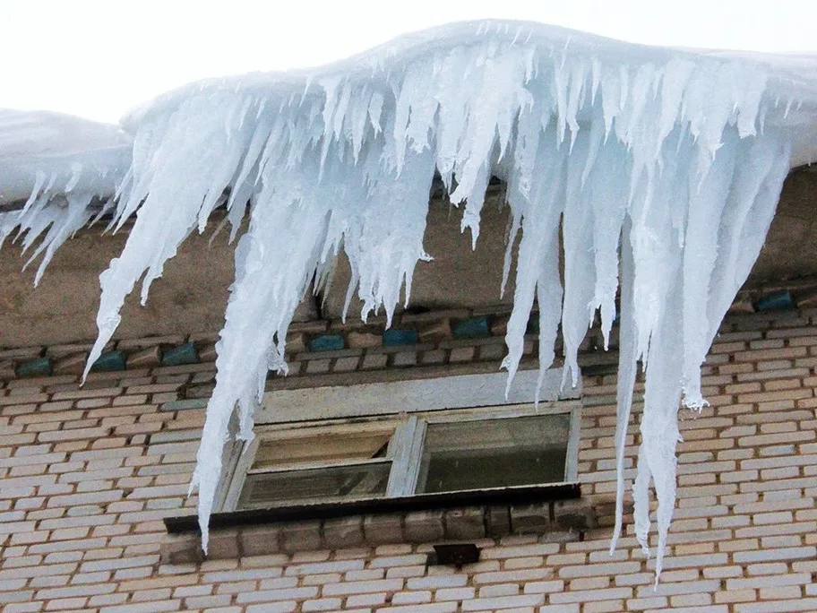 ИИ выявит нарушения В Хабаровске запускают нейросеть для контроля благоустройства Система будет автоматически фиксировать сосульки на крышах граффити незаконную парковку и грязь в общественном транспорте Кстати Хабаровск