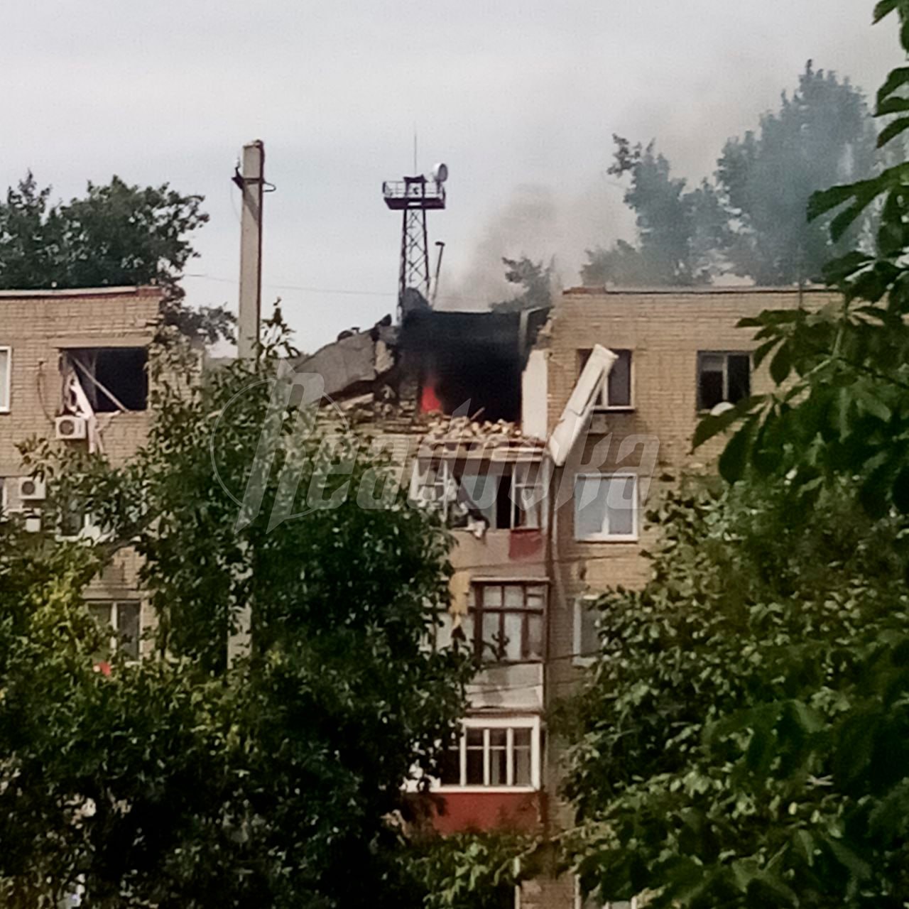 В Саратовской области в квартире рванул газ — крышу пятиэтажки буквально снесло В Ершове в пятиэтажном доме на последнем этаже прозвучал взрыв. По информации местных СМИ, причиной послужил газ. На кадрах видно, что дым валит из квартиры, рядом со зданием столпились люди. На месте работают спасатели. UPD: пострадали три квартиры, среди людей жертв нет. В настоящее время идет тушение пожара, организована эвакуация жильцов, сообщил губернатор Роман Бусаргин.