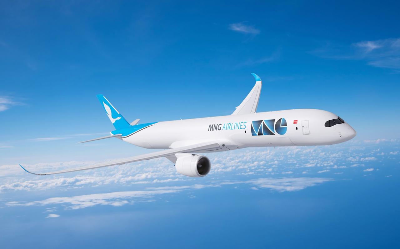 MNG Airlines выбрала A350F: контракт на два новых грузовика Airbus Турецкая MNG Airlines подписала на парижском авиасалоне меморандум о взаимопонимании MoU с Airbus на поставку двух новейших грузовых самолётов A350F. Новейшие грузовые самолёты европейского концерна станут основой будущего флота перевозчика и обеспечат значительное повышение эффективности на ключевых маршрутах между Европой, Ближним Востоком, Азией и Северной Америкой. «Мы рады приветствовать MNG Airlines в числе заказчиков A350F, что подчёркивает высокий рыночный интерес к этому революционному грузовику. A350F обеспечит эффективность нового поколения, высокую производительность, увеличенную грузоподъёмность и беспрецедентную гибкость загрузки. Мы с нетерпением ждём интеграции самолёта в парк MNG», — заявил Бенуа де Сент-Экзюпери, исполнительный вице-президент Airbus по продажам коммерческих самолётов. A350F — единственный грузовой самолёт, полностью соответствующий будущим экологическим требованиям ICAO. Более 70% конструкции планера A350F выполнено из современных материалов, что позволяет снизить взлётный вес на 46 тонн по сравнению с ближайшим конкурентом. По заявлению Airbus самолёт оснащён крупнейшей в отрасли грузовой дверью и позволяет сократить расход топлива на 20%. Следите за новостями Парижского авиашоу по тегу #PAS25! AviaNews