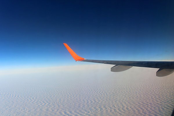 Пилот мошенник работал в европейских авиакомпаниях по поддельным документам Пилот мошенник работал в европейских авиакомпаниях Используя поддельные документы он устроился на работу пилотом самолета Airbus A320 и летал на нем по Европе в том числе в компании Eurowings Об этом пишет Российская газета со ссылкой на портал Heute Немецкий отраслевой журнал Aero Telegraph пишет что пилот не завершивший обучение проработал в европейских авиакомпаниях несколько лет Человек с инициалами Л А Б работает как минимум с прошлого лета пилотом в литовской авиакомпании Avion Express занимающейся арендой и обслуживанием самолетов Фальшивый летчик в том числе выполнял рейсы авиакомпании Eurowings Компания Avion Express со штаб квартирой в Литве предоставляет в аренду вместе с экипажем 15 пассажирских самолетов Airbus A320 которые чаще всего используются на европейских рейсах Дочерняя компания Avion Express Malta располагает еще 38 машинами А320 aviaru net n289711