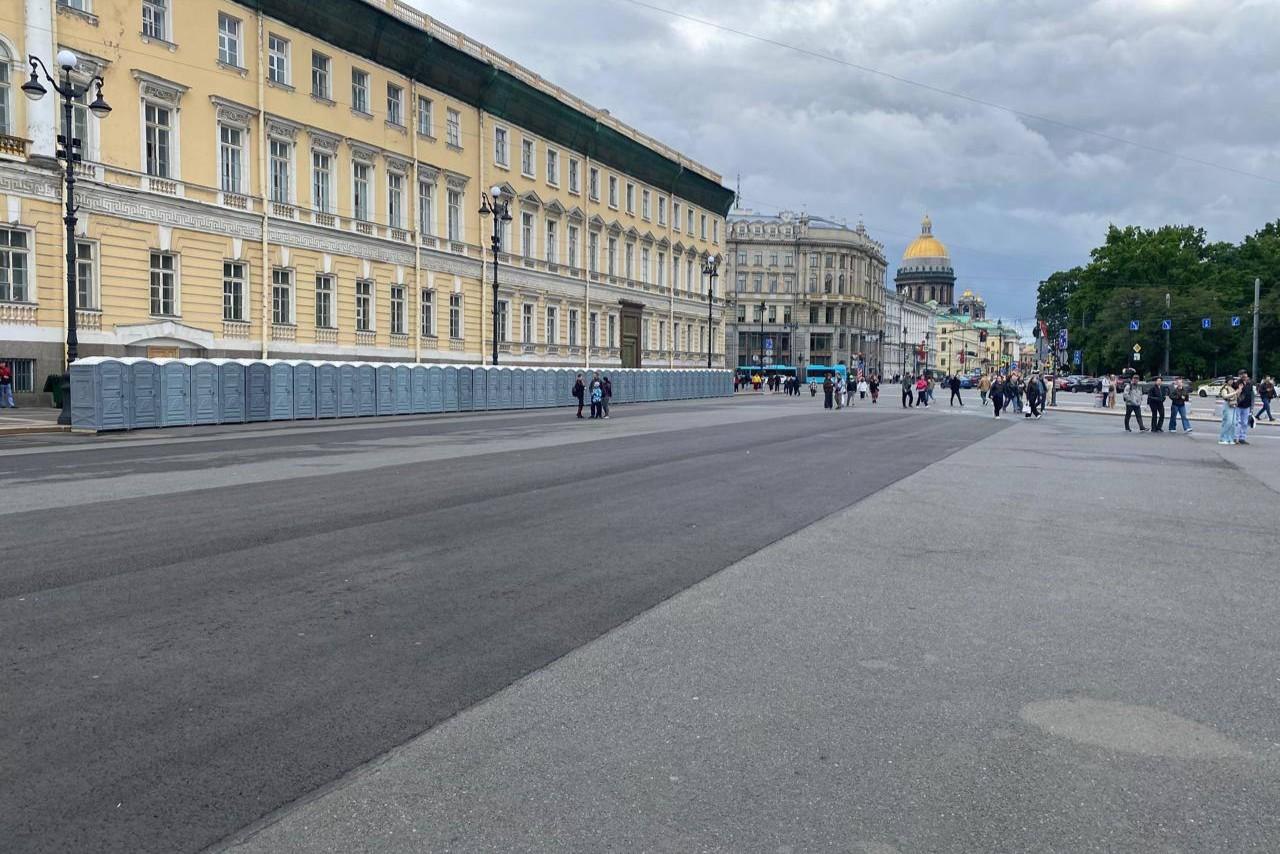 Сотни туалетных кабинок расставят по центру Петербурга на «Алые паруса»
