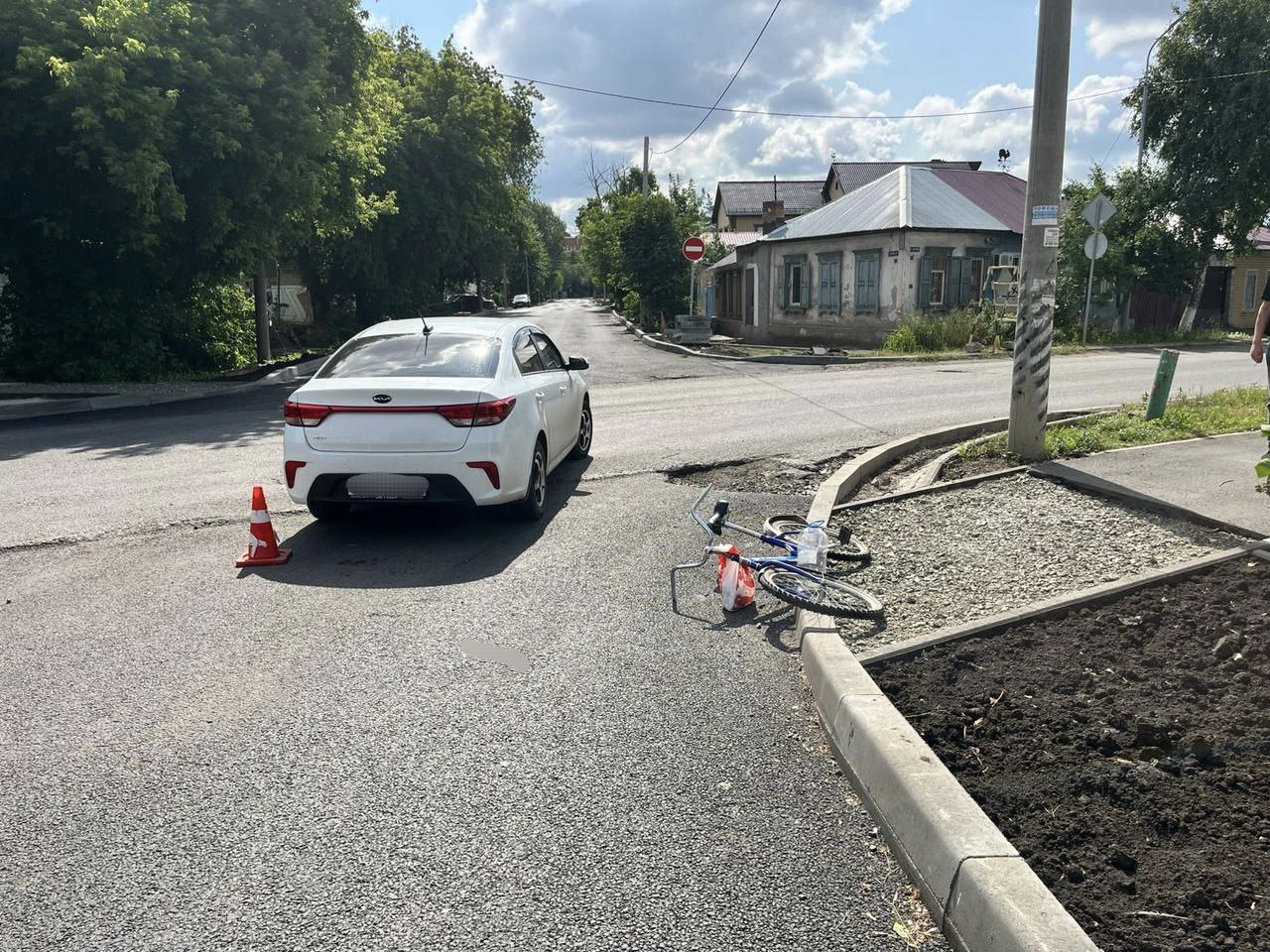 В Оренбурге на перекрестке улиц Чичерина и Казаковской под колеса авто попал велосипедист #Про_Происшествия ДТП произошло сегодня утром , сообщают в региональном УМВД. На нерегулируемом перекрестке улиц Чичерина и Казаковской, водитель автомобиля «КИА», проезжая со стороны проезда Коммунаров, наехал на велосипедиста, который ехал по тротуару по ходу движения машины. В результате аварии 38-летнего мужчину забрали на осмотр в больницу. В настоящий момент сотрудники полиции устанавливают все обстоятельства произошедшего. Фото: региональное УМВД