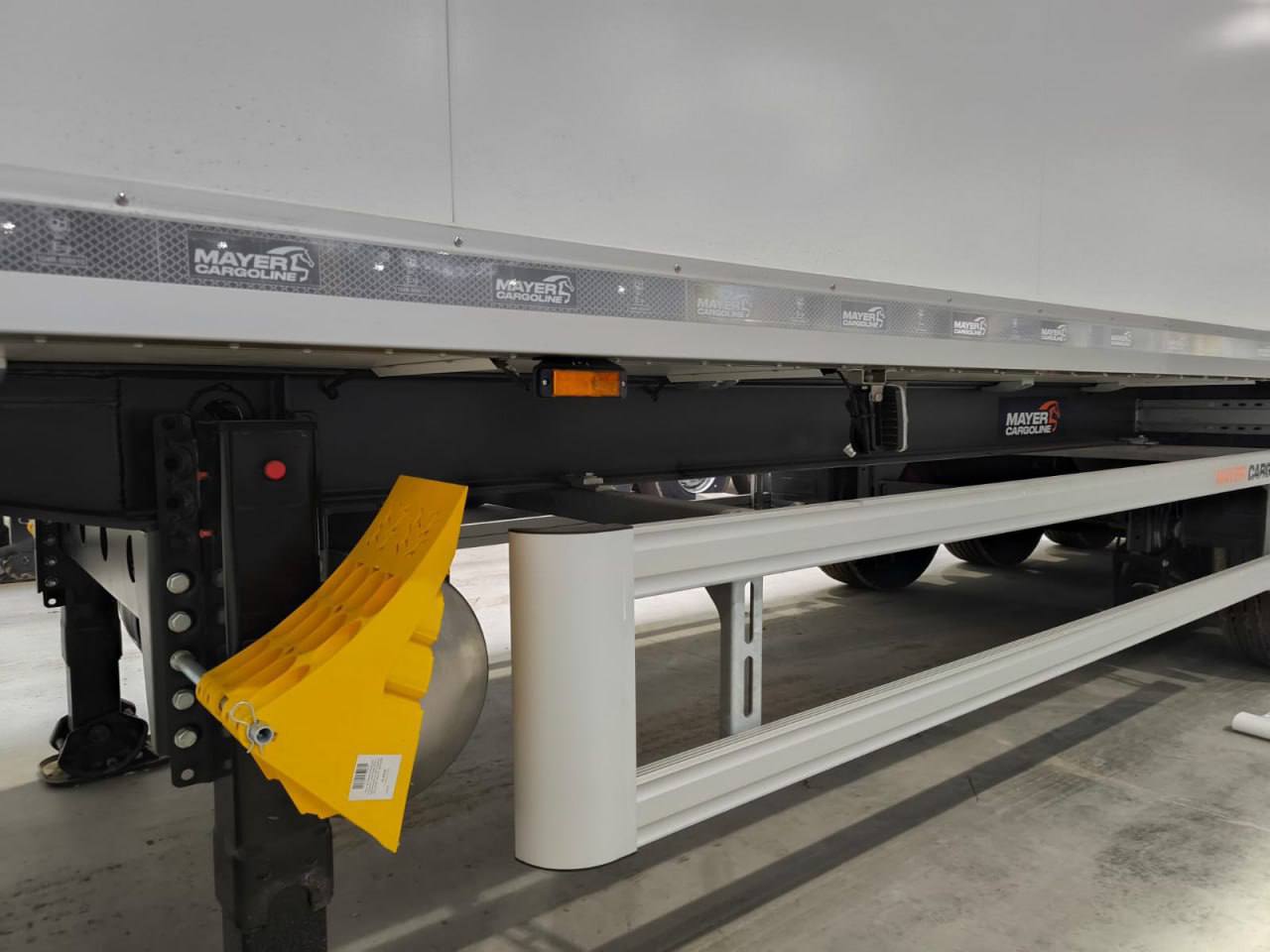 ЕВРАЗ НТМК запустил производство импортозамещающего двутавра с улучшенными свойствами Нижнетагильский металлургический комбинат освоил серийное производство нового горячекатаного двутаврового профиля 22Б3В Профиль создан по заказу компании Центртранстехмаш Рязань выпускающей автомобильные прицепы и полуприцепы Ранее компания использовала импортный профиль IPE 220 для производства рам полуприцепов рефрижераторов Что сделали специалисты ЕВРАЗ НТМК сохранили геометрию IPE 220 что обеспечивает полную совместимость с существующим производственным оборудованием российского заказчика применили высокопрочную сталь марки С440Б которая значительно повышает прочностные характеристики готовой продукции по сравнению с европейскими аналогами обеспечили увеличение срока службы рамы полуприцепа Лабораторные испытания подтвердили полное соответствие параметров нового профиля импортному прототипу Первая промышленная партия профиля 22Б3В объёмом 600 т отгружена заказчику Продукт готовы поставлять и на экспорт в страны СНГ Ближнего Востока и Азии Директор дирекции по продажам проектных решений ЕВРАЗ ТК Дмитрий Пухнаревич Проект реализован в рамках общей задачи по снижению зависимости от импорта компонентов в критически важных отраслях При этом мы стремились не просто повторить геометрию иностранного образца а создать продукт превосходящий его по ключевым параметрам в том числе с учётом применения высокопрочной стали С440Б Это пример того как отечественная металлургия может стать драйвером технологического суверенитета в машиностроении и строительстве Фото пресс служба ЕВРАЗ НТМК отрасль продукты новости партнёрство