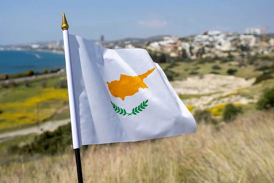 Глава администрации президента Кипра Хараламбос Хараламбус подал в отставку Как все было в самом начале января Кипр на полгода стал председателем в Совете ЕС А через неделю в Х всплыло видео на котором Хараламбус экс министр энергетики Кипра и директор строительной группы Cyfield мутят коррупционные схемы в том числе как обойти санкции ЕС для сотрудничества с Россией Назрел скандал который обозвали коррупционным вследствие чего Хараламбус объявил о своей отставке Подпишись RogandarNEWs мы в MAX