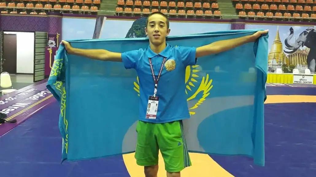 Попавшийся на допинге борец вышел в полуфинал чемпионата мира где он представляет Казахстан Пока у него всё идеально В сербском Нови Саде продолжается чемпионат мира по борьбе до 23 лет Сегодня там начал своё выступление казахстанский греко римлянин Ерасыл Мамырбеков заявленный в весовую категорию до 55 кг Так вот В 1 8 финала он победил венесуэльца Деймера Хосе Росала Амундарая 6 4 а в 1 4 финала разгромил японца Тайгу Ониши 9 1 Теперь его ждёт схватка за выход в финал Напомним что ранее неудачно проявил себя на ЧМ Нурдаулет Капас 63 кг Досье Ерасыла Мамырбекова от sportarena kz Возраст 23 года Регион Восточно Казахстанская область Достижения финалист чемпионата Азии среди кадетов 2017 бронзовый призёр чемпионата мира среди кадетов 2017 победитель международного турнира топ класса Мухамет Мало 2024 бронзовый призёр международного турнира топ класса Мухамет Мало 2025 победитель чемпионата Азии до 23 лет 2025 Мастер спорта РК международного класса Первый номер сборной Положение в мировом рейтинге 36 е место 5 200 очков Скандальный факт в биографии с 14 апреля 2018 года по 13 апреля 2020 года отбывал двухлетнюю дисквалификацию за проваленный допинг контроль Тогда в моче классика нашли следы запрещённого препарата Фуросемид t me SPORTARENAKZ