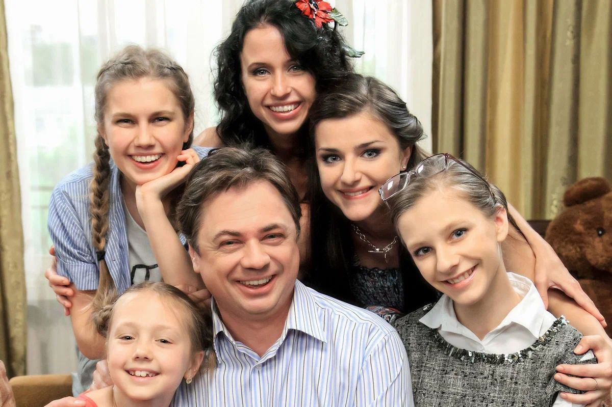 В Кисловодске снимут продолжение «Папиных дочек» По сюжету фильма семья Васильевых-Васнецовых приедет в город-курорт на мероприятие. Режиссировать проект будет Анатолий Колиев, а в кадре появятся знаменитые актеры Филипп Бледный, Андрей Леонов, Нонна Гришаева, Ольга Волкова, Татьяна Орлова, Лиза Арзамасова и другие. Съемки пройдут 31 мая на территории Горы Кольцо поделился мэр Кисловодска Евгений Моисеев.