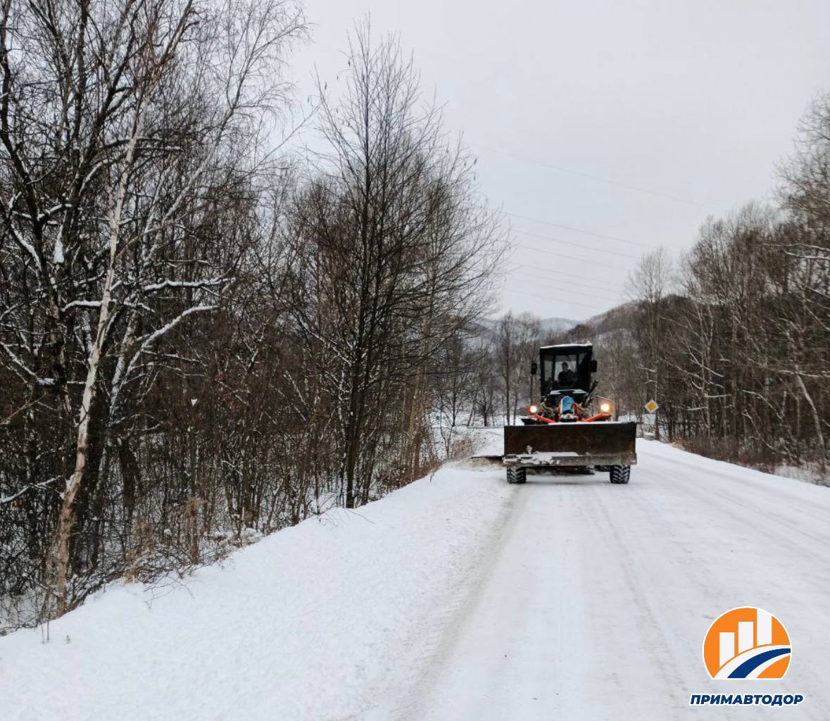 Специалисты филиала Дальнегорский ведут очистку и противогололедную обработку проезжей части с 3 по 28 километры дороги Дальнегорск Черемшаны с 343 по 358 километры дороги Осиновка Рудная Пристань