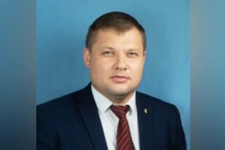 Начальник общего отдела исполкома Челнов Альберт Исмагилов задержан за взятку в более чем миллион рублей Деньги ему заплатили за покровительство при подписании документов и приёмке работ на одном из зданий на проспекте Хасана Туфана По версии следствия деньги шли на карту его матери которая судя по всему выступала в роли финансового посредника Следственные действия продолжаются Присылайте нам новости через VTPnewsbot и вас услышат Подписаться на канал Мы в МАХ