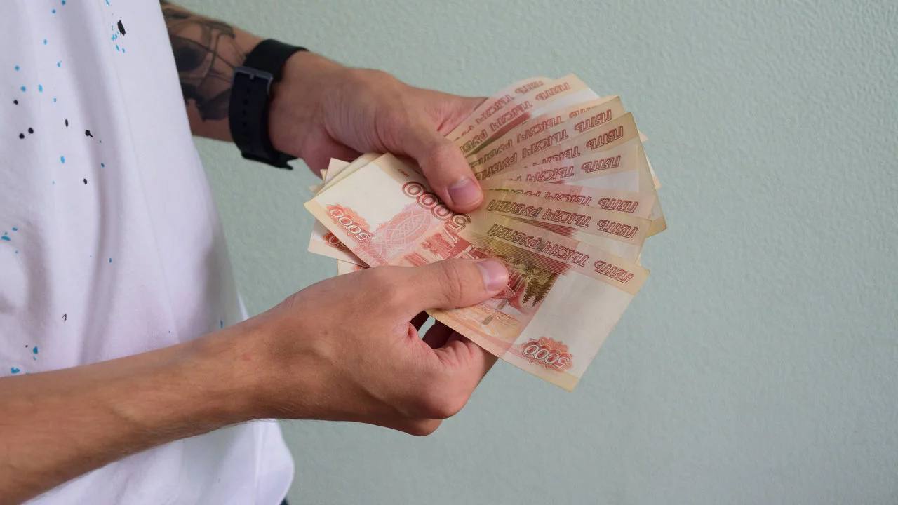 30% работодателей Челябинска планируют проиндексировать оклады сотрудникам Рынок труда Челябинска летом демонстрирует оптимизм относительно будущих индексаций зарплат. По результатам опроса, проведенного с 1 по 20 июня среди представителей челябинских компаний, многие из них готовы увеличить оплату сотрудникам с учетом роста потребительских цен. Это данные свидетельствуют об уверенности бизнеса в стабильности и готовности конкурировать за квалифицированные кадры. Важно отметить, что речь идет о планах работодателей, и реальное число индексаций может отличаться. Между тем, по данным крупной компании по поиску работы, значительная часть предприятий уже повышала оклады своим сотрудникам в течение последнего года: 60% — менее полугода назад, 24% — от полугода до года назад, и 12% — год-два назад. Лишь незначительное количество предприятий 3% проводили индексацию более двух лет назад. Это говорит о том, что рынок труда Челябинска не стоит на месте, и работодатели, пусть и не все, реагируют на изменения в экономической ситуации и на потребности своих сотрудников. ФОТО: ГТРК "Южный Урал" Вести Южный Урал Челябинск
