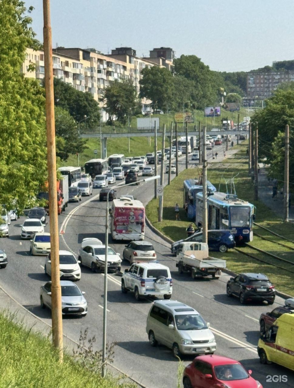 Из-за ДТП между Луговой и Баляева в районе Поликлиники №3 приостановлено движение трамваев. Фото: 2gis