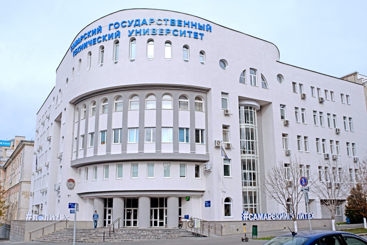 Учёные Самарского государственного технического университета изобрели устройство для тушения торфяных и объёмных лесных пожаров на труднодоступных территориях Политеховцы предлагают использовать для ликвидации возгораний пиротехническое изделие наполненное твёрдым диоксидом углерода сухим льдом Разлёт сухого льда на большие расстояния происходит после активизации порохового заряда при ударе о препятствие На новый способ тушения пожаров и разработанное устройство профессор инженерно технологического факультета университета Светлана Алексенцева и ведущий инженер Игорь Захаров получили патент Технология созданная в Самарском политехе обеспечивает надёжность и эффективность применения за счёт двойного эффекта быстрой ликвидации доступа окислителя воздуха к зоне возгорания и одновременно максимально быстрого снижения температуры горящего объекта