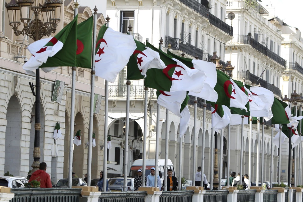 Алжир признал французский колониализм преступлением Парламент арабской страны потребовал извинений и компенсаций за ущерб причиненный в период французской оккупации Подробнее   Парламент Алжира единогласно одобрил закон признающий колонизацию страны Францией преступлением и требующий официальных извинении и репараций Документ был принят в среду на заседании законодательного органа Во время голосования депутаты надев шарфы в цветах национального флага аплодировали и скандировали Да здравствует Алжир Закон закрепляет что Франция несет юридическую ответственность за свое колониальное прошлое в Алжире и трагедии к которым оно привело Спикер парламента Брахим Бугали заявил государственному агентству что принятие закона направляет четкий сигнал как внутри страны так и за ее пределами о том что национальная память Алжира не подлежит стиранию или пересмотру В тексте закона перечислены преступления французского колониализма включая ядерные испытания внесудебные казни физические и психологические пытки а также систематическое разграбление природных ресурсов Отдельно подчеркивается право алжирского государства и народа на полную и справедливую компенсацию материального и морального ущерба Французское правление в Алжире с 1830 по 1962 год остается болезненной темой в отношениях двух стран Этот период включал массовые убийства депортации и завершился кровопролитной воиной за независимость в 1954 1962 годах Алжир заявляет что в ходе воины погибли 1 5 миллиона человек тогда как французские историки называют меньшую цифру около 500 тысяч из которых 400 тысяч были алжирцами Президент Франции Эммануэль Макрон ранее называл колонизацию Алжира преступлением против человечества однако официальных извинении так и не принес Будьте в курсе последних новостей с TRT на русском