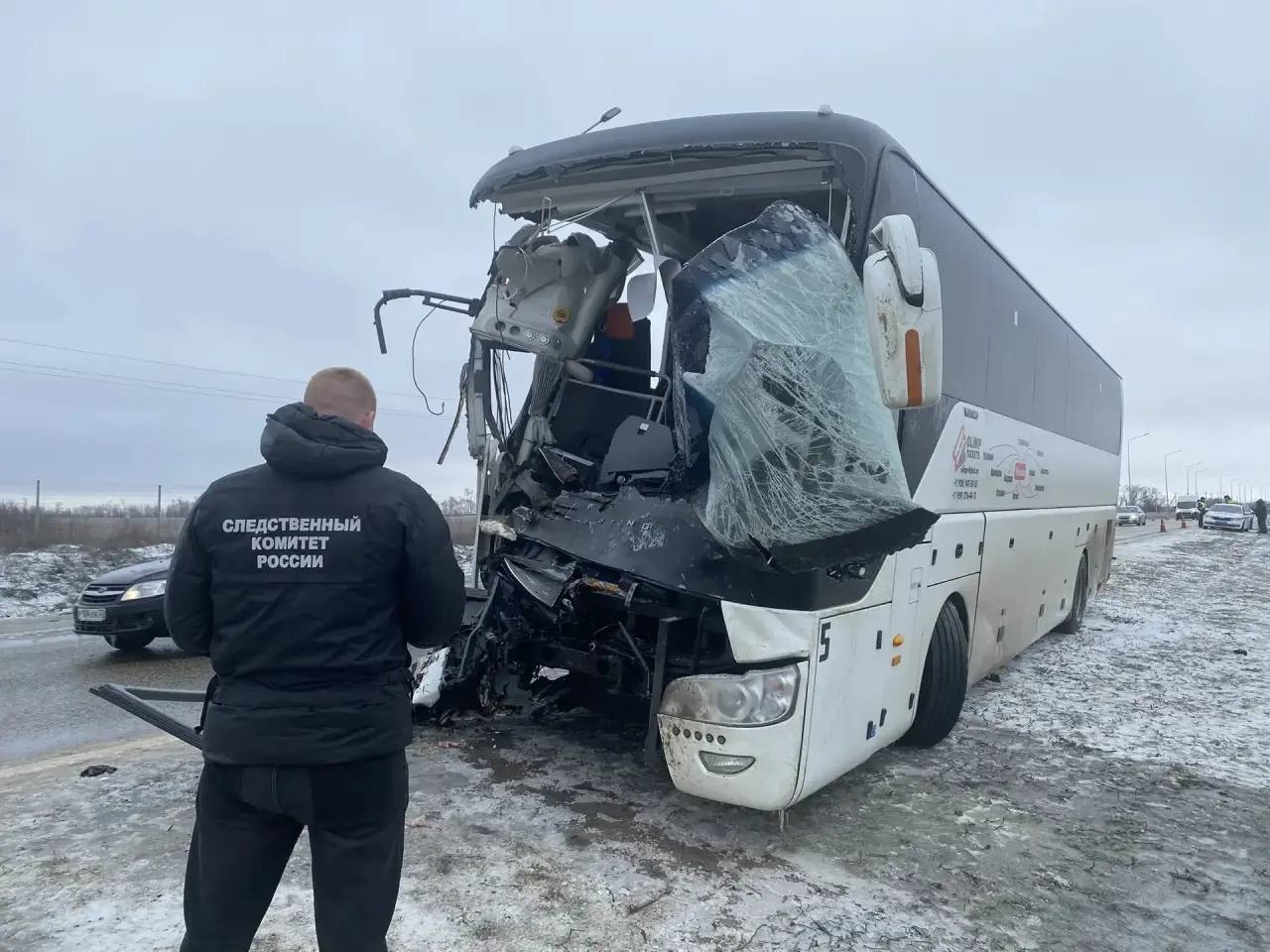 В Миллеровском районе следователи возбудили уголовное дело по факту ДТП с участием пассажирского автобуса 18 февраля 2026 года на автодороге М 4 ДОН в Миллеровском районе произошло дорожно транспортное происшествие с участием бензовоза и пассажирского автобуса в результате чего пострадали несколько пассажиров По данному факту Миллеровским межрайонным следственным отделом следственного управления Следственного комитета РФ по Ростовской области возбуждено уголовное дело по факту оказания услуг не отвечающих требованиям безопасности ст 238 УК РФ В настоящее время следователи устанавливают все обстоятельства произошедшего Подписывайтесь на Ростовский Следком в МАХ