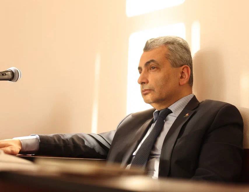 Прокурор просит назначить Льву Шлосбергу 440 часов обязательных работ по уголовному делу о нарушении иноагентского законодательства Такое наказание запросила гособвинитель Анна Горячева 24 октября в ходе судебных прений После выступления прокурора защита попросила отложить заседание в прениях прозвучали новые доводы требующие анализа кроме того один из адвокатов был задействован в другом процессе Судья Елена Смирнова отклонила просьбу о переносе но объявила перерыв до 16 00 признан иноагентом Минюстом РФ