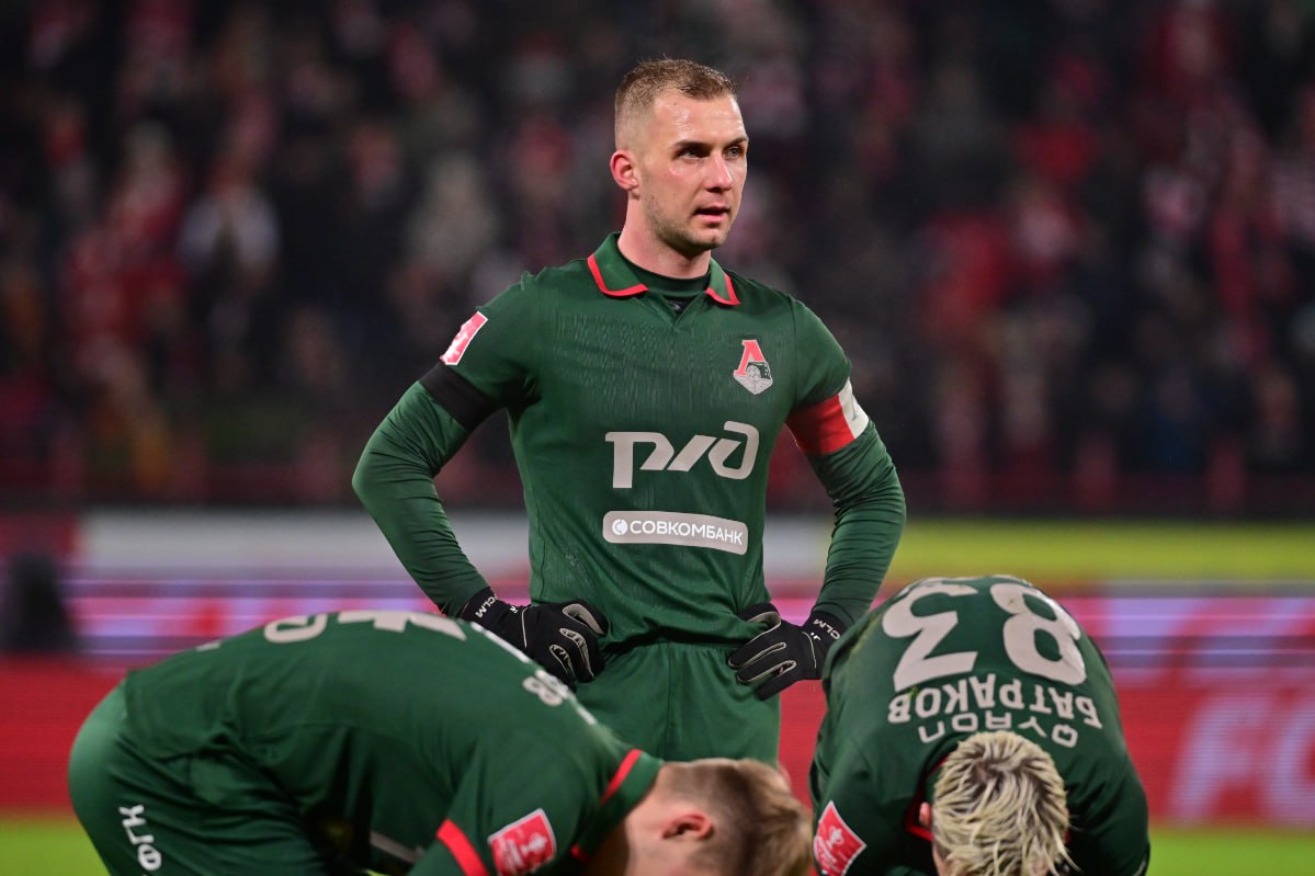 В Локомотиве заявили об отказе капитана продлевать контракт Представители капитана Локомотива Дмитрия Баринова отклонили предложение о новом контракте а отпускать игрока в ЦСКА в клубе не стали по спортивным и финансовым причинам заявил спортивный директор железнодорожников Дмитрий Ульянов Контракт Баринова истекает в конце сезона В понедельник футболист приехал на медосмотр с командой и заявил что Локомотив не выходил с предложением о новом контракте пишет РИА Новости По словам Ульянова новый гендиректор клуба Борис Ротенберг сразу возобновил переговоры с представителями Баринова и самим игроком итогом которых стало предложение нового четырехлетнего договора соответствующего его игровым лидерским и капитанским качествам Сторона футболиста это предложение отклонила сказал Ульянов Он выразил уверенность что Баринов продолжит добросовестно играть за Локомотив до конца действующего контракта Pavel Kashaev Global Look Press Подписаться на РБК Спорт