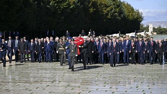 Президент Эрдоган Турецкая Республика нацелена превзойти мировые стандарты развития Турецкая Республика стремится превзойти мировые стандарты развития и превзойти уровень современных цивилизаций в этом отношении Об этом говорится в текст записи которую президент Турции Реджеп Тайип Эрдоган оставил в журнале Мемориального комплекса Ататюрка в Анкаре в ходе торжественных мероприятий посвященных 102 й годовщине провозглашения Турецкой Республики Сто два года назад ценой жизни многих сынов Отечества мы основали Турецкую Республику и сегодня с полной решимостью работаем над тем чтобы как завещал Ататюрк поднять ее выше уровня современных цивилизаций написал глава турецкого государства Подробнее на нашем сайте v aa com tr 3729545 24 7 в сутки с Агентством Анадолу