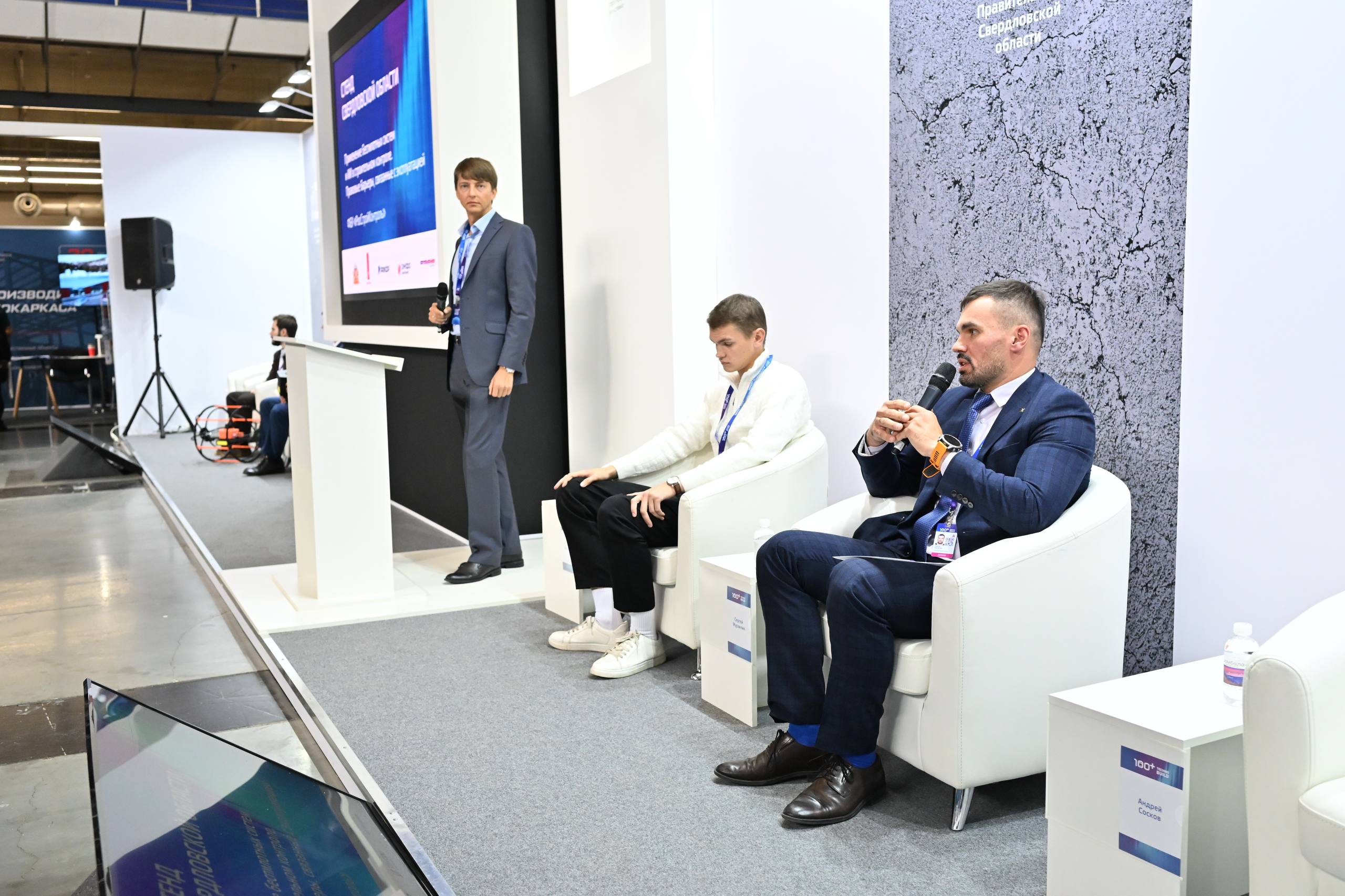На Международном строительном форуме и выставке 100 TechnoBuild обсудили применение беспилотных систем и ИИ в строительном контроле На полях 100 TechnoBuild РосСтройКонтроль провёл тематическую сессию посвящённую внедрению беспилотных технологий и искусственного интеллекта в процессы контроля за объектами различного назначения  Участие в сессии приняли представители ведущих организаций нефтегазохимической отрасли и авиационной промышленности Специалисты СИБУРа рассказали о использовании технологий беспилотных авиационных систем БАС на производственных площадках холдинга Центр Авионика Московского авиационного института представил собственные разработки для эффективного обследования зданий и сооружений  Говоря про опыт применения современных технологий на объектах РосСтройКонтроля директор департамента инструментального контроля Сергей Мурзилин подчеркнул что беспилотные системы позволяют существенно увеличивать скорость сбора данных на объектах капитального строительства оперативно выявлять отклонения и принимать решения на строительных площадках  Так Центр задействует БАС на больших и протяженных объектах Воздушные системы позволяют создать подробный цифровой двойник объекта за 40 минут полёта тогда как сбор аналогичных данных традиционным методом с тахеометром занял бы около двух недель Для работы на воде при строительстве в акваториях РосСтройКонтроль использует беспилотный гидрографический комплекс который создает трехмерную модель донной поверхности Он собирает данные о рельефе дна и глубинах необходимых для возведения гидротехнических сооружений Подписывайтесь на РосСтройКонтроль