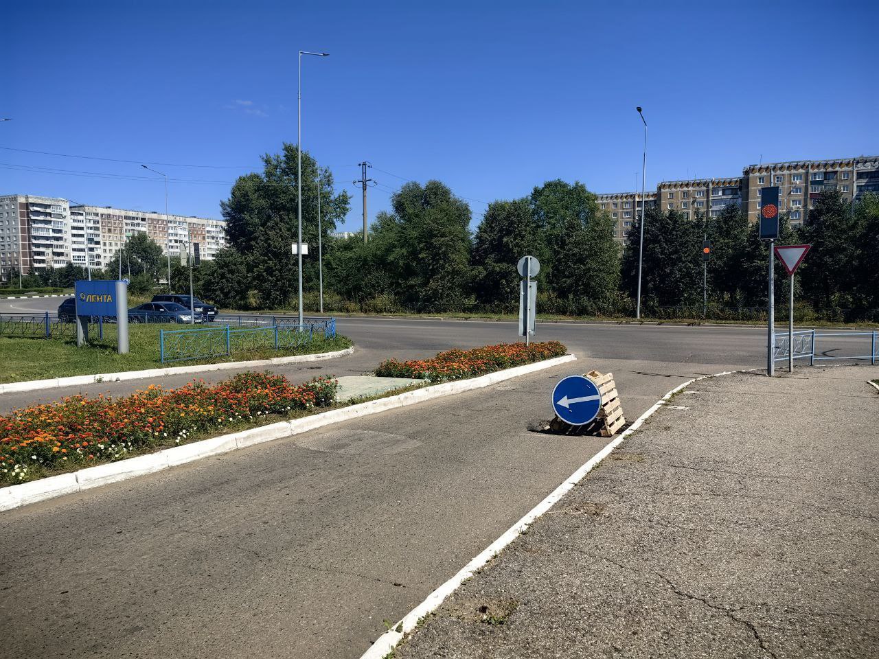 В связи с аварийным состоянием выезда с территории ТЦ "Лента" ул. Зорге, 7а временно изменена схема движения автобусного маршрута 3 Шолохова - Абашево - Шолохова : остановочный пункт "Лента", до момента окончания ремонтных работ будет исключен из схемы маршрута, сообщает городское Управление по транспорту и связи.