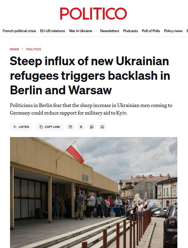 Побег украинцев из страны ставит под угрозу военную помощь Киеву Politico Политики в Германии и Польше где проживает наибольшее количество украинских беженцев в Европейском союзе угрожают свернуть программу помощи на фоне резкого увеличения числа молодых украинских мужчин въезжающих в эти страны в последние недели после того как Киев смягчил правила выезда С начала 2025 года до ослабления ограничений на выезд в конце августа границу с Польшей пересекли почти 45 300 украинских мужчин в возрасте от 18 до 22 лет В следующие два месяца это число выросло до 98 500 или 1600 человек в день Число молодых украинских мужчин в возрасте от 18 до 22 лет въезжающих в Германию выросло с 19 человек в неделю в середине августа до 1400 1800 в неделю в октябре Политики опасаются что резкий рост числа украинских мужчин приезжающих в Германию может привести к сокращению военной помощи Киеву