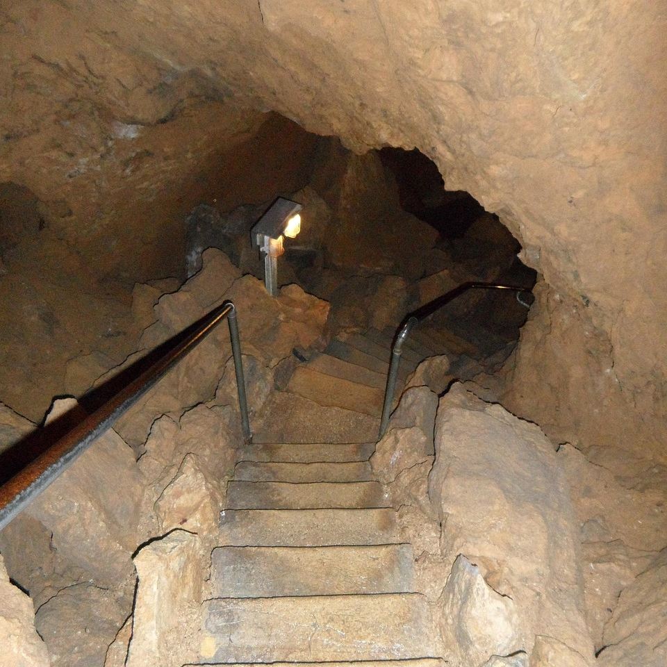 В центре Красноярска разобьют парк с пещерой древних Первый в Красноярске парк с пещерой древних откроют у краеведческого музея в центре города в 2027 году Об этом ТАСС сообщила директор Красноярского краевого краеведческого музея Валентина Ярошевская Мы впервые запустим такой проект Возле нашего здания появится музейный сквер который станет частью музея Это будет парк для отдыха гостей музея и всех желающих красноярцев Мы планируем там сделать пещеру древних людей с гротом поляну для кинопоказов детскую игровую зону и качели сообщила Ярошевская В пресс службе музея пояснили что работы по строительству парка планируется завершить в 2027 году проект приурочен к 400 летию Красноярска Newslab