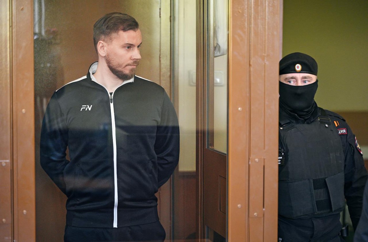 Замглавы Военно-медицинской академии приговорили к девяти годам колонии за взятки Помимо этого, заместителю начальника Военно-медицинской академии им. Кирова Павлу Вешкину назначили штраф в размере 34,8 млн рублей и запретили занимать государственные и муниципальные должности ближайшие пять лет. Об этом пишет «Коммерсантъ» со ссылкой на Генпрокуратуру. В конце января 2024 года Хамовнический суд Москвы арестовал Вешкина по подозрению в мошенничестве. Позднее его дело было переквалифицировано — в январе 2025 года СК предъявил мужчине обвинение по статье о получении взятки в особо крупном размере : Глеб Щелкунов / Коммерсантъ