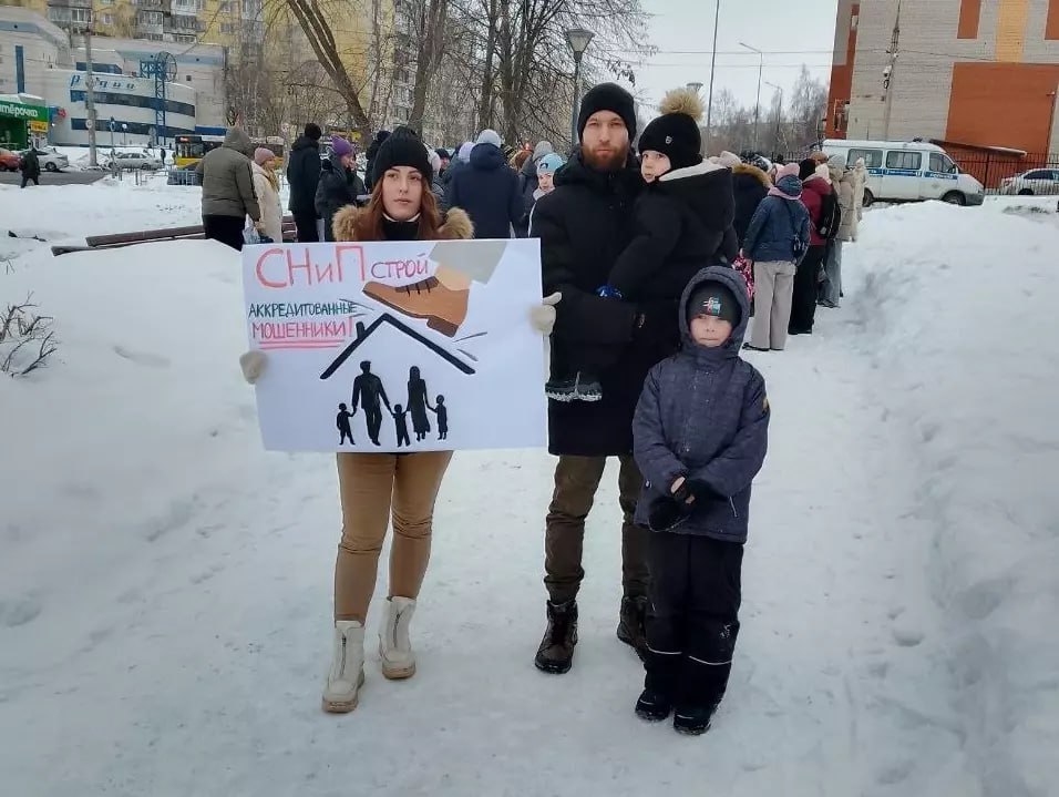 Обманутые застройщиками частных домов устроили митинг в Ижевске.   На акцию в Сквере молодоженов собрались около 70 человек. Они требовали от властей и правоохранителей не дать уйти от ответственности бизнесмену Владимиру Сивкову, обманувшему не менее 50 семей.  Как рассказал корреспонденту Udm-info участвовавший в акции Максим Стерхов из Воткинска, в январе 2024 года он взял семейную ипотеку с аккредитованным Сбербанком подрядчиком. Стройка начали спустя 5 месяцев, но не доделали, и бросили объект. Все сроки по договору истекли, у строения нет ни крыши, ни окон. Семья с тремя маленькими детьми не может сама довести дом до ума, поскольку все деньги уходят на ипотеку, и съем 1-комнатной квартиры. Потерпевшие опасаются, что застройщик уйдет от ответственности, поскольку подал на банкротство.  В конце января 2025 года суд отправил Владимира Сивкова под стражу. Недавно полиция установила в его деле новые эпизоды – еще 10 обманутых подали заявления. Заседание по банкротству бизнесмена состоится 12 февраля.