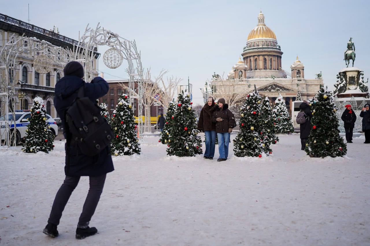 В Петербурге высота сугробов обновила рекорд этой зимы Высота снежного покрова в Санкт Петербурге на 7 января достигла 18 см Это самое высокое значение с начала календарной зимы сообщил ведущий специалист центра Фобос Михаил Леус в своем Telegram канале На территории Ленинградской области самые высокие сугробы зафиксированы в Сосново их высота составила 35 см 7 января Петербург находится под влиянием передней части североатлантического циклона приближающегося к западным берегам Скандинавии В городе ожидаются облачная погода и снег температура воздуха составит 7 9 градусов мороза что на 5 6 градусов ниже средних значений В Ленобласти температура воздуха составит 7 12 градусов мороза Как сообщил председатель комитета по благоустройству Петербурга Сергей Петриченко в своем Telegram канале за последние девять дней в городе выпало 40 см снега Техника и работники ручного труда продолжают устранять последствия новогодних метелей В уборке города задействованы 930 единиц техники и 1025 работников ручного труда За неделю на пункты утилизации отправлено почти 90 000 кубометров снега и 1200 кубометров мусора t me PetrichenkoSergey Telegram Max